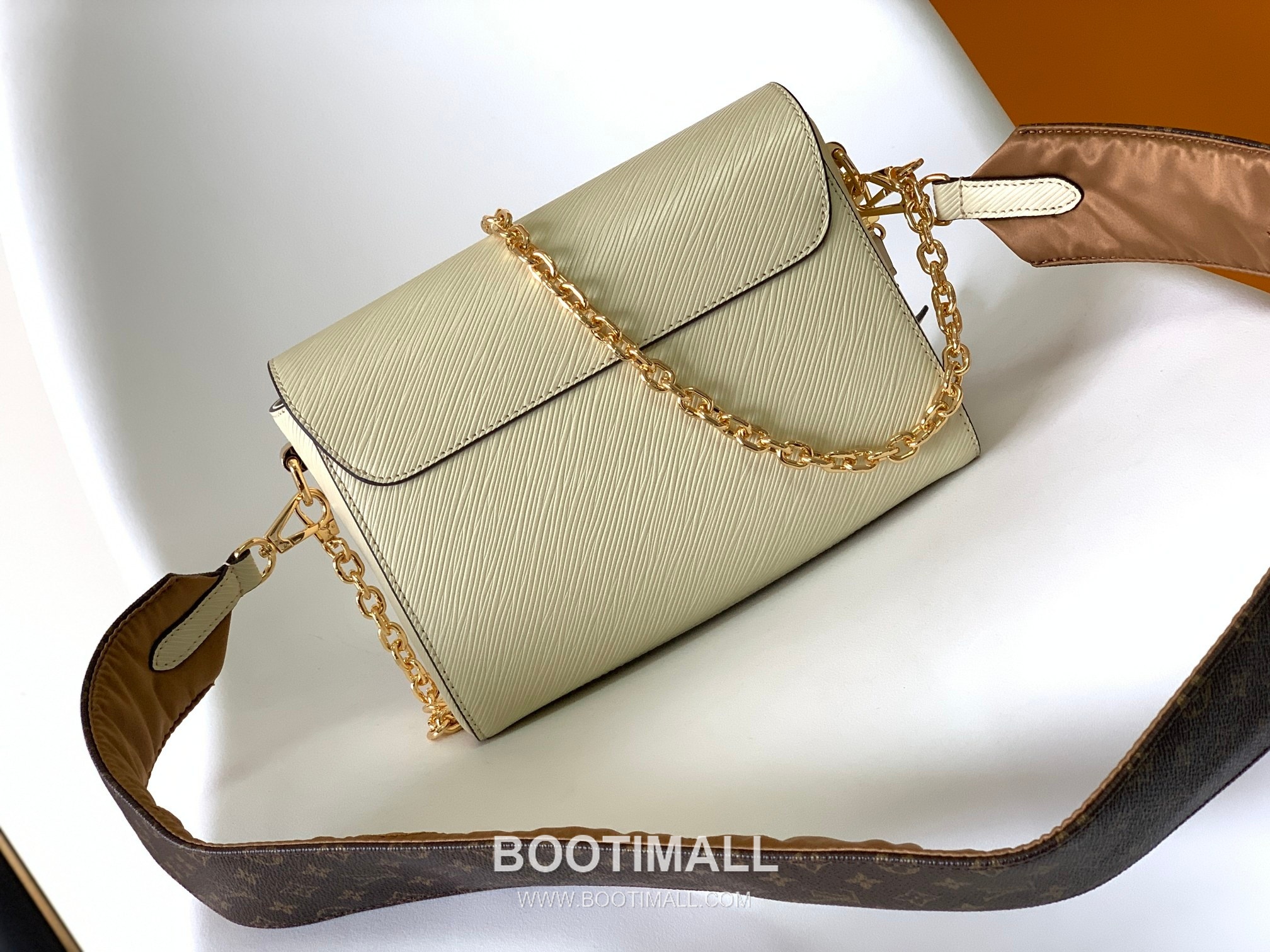 Louis Vuitton Twist MM Epi Leather Shoulder Bag with Chain Strap and Charm Detail 루이비통 트위스트 MM 에피 가죽 숄더백 체인참 M59018 23cm 4