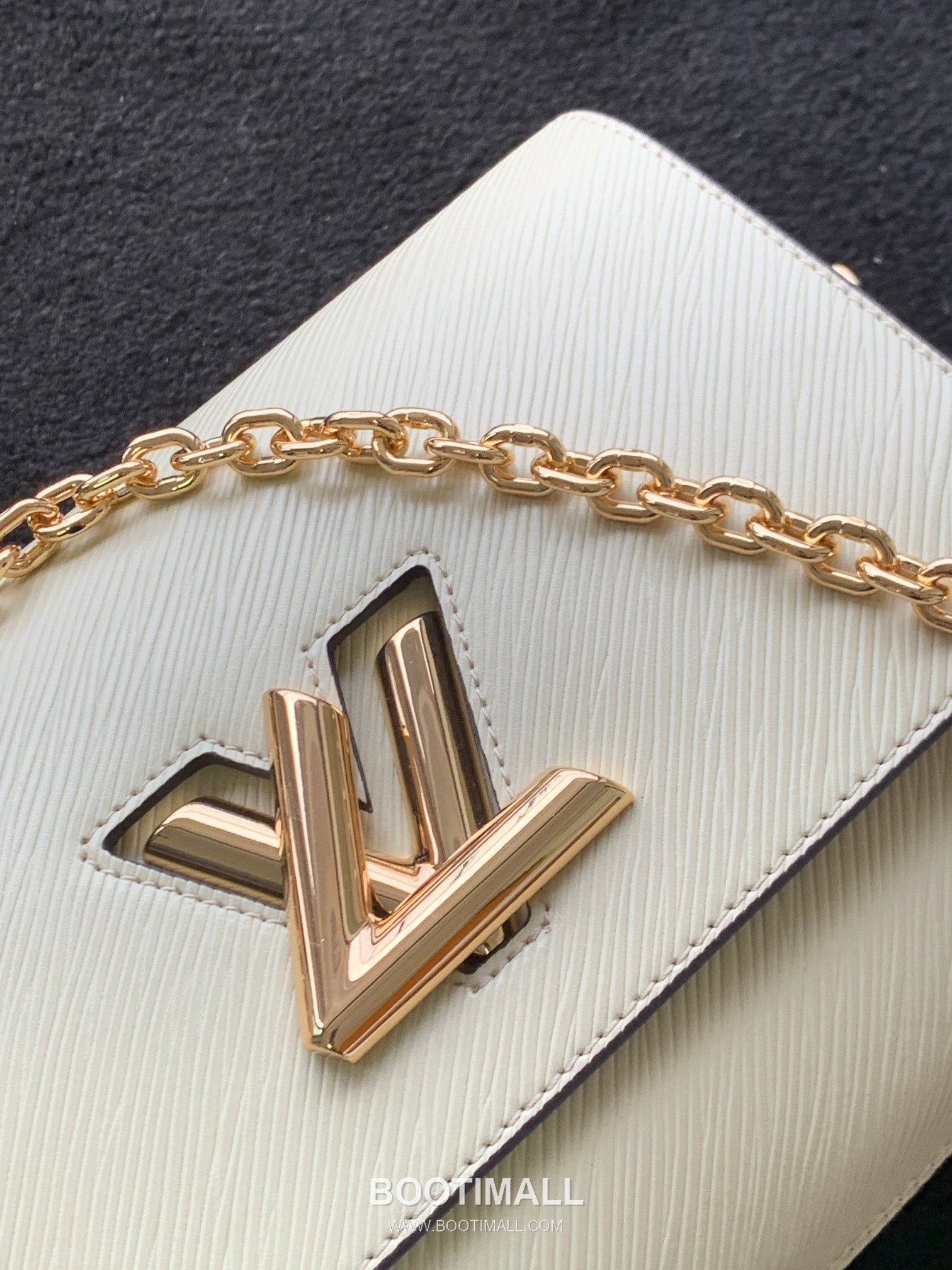 Louis Vuitton Twist MM Epi Leather Shoulder Bag with Chain Strap and Charm Detail 루이비통 트위스트 MM 에피 가죽 숄더백 체인참 M59018 23cm 5