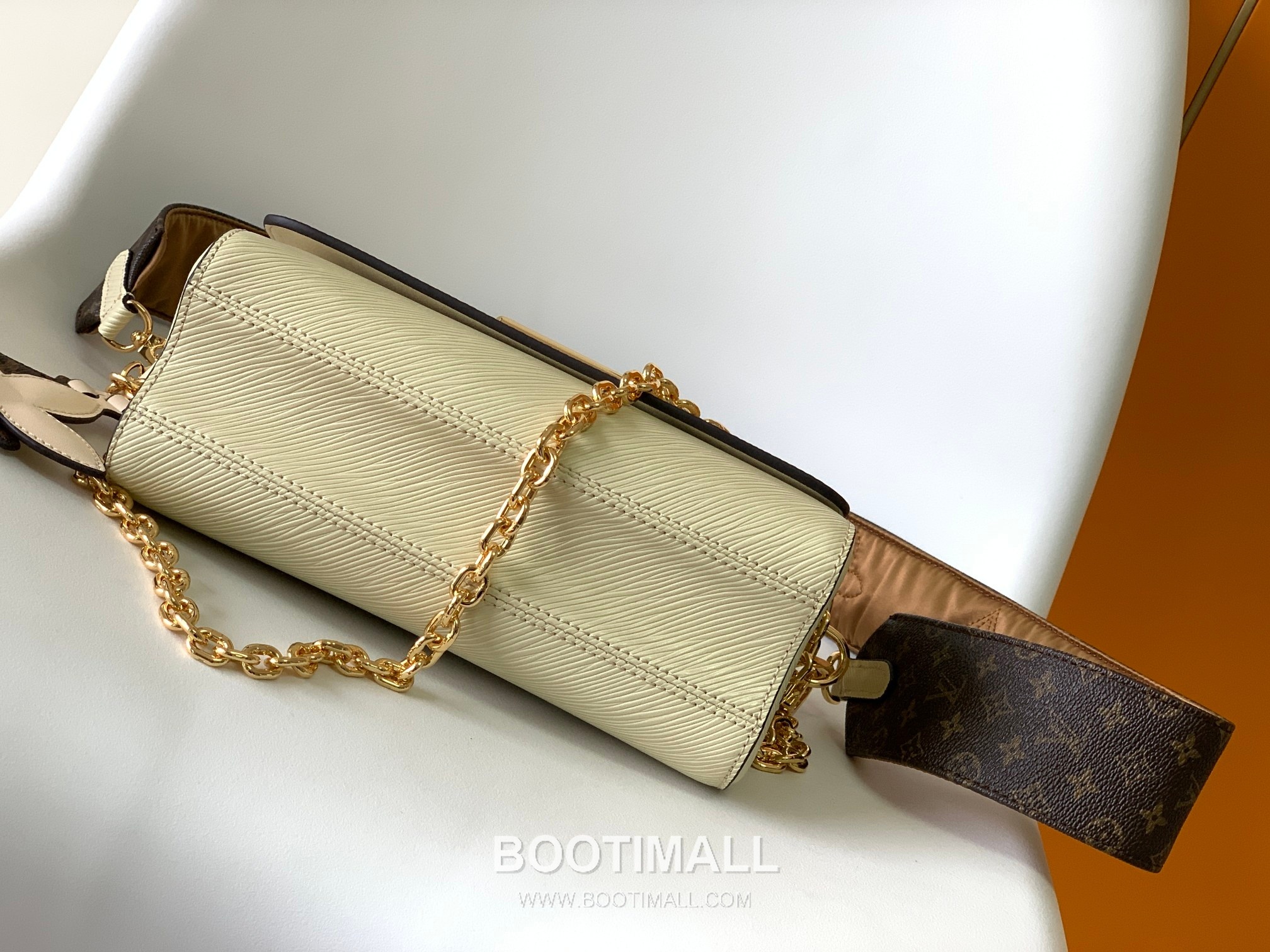 Louis Vuitton Twist MM Epi Leather Shoulder Bag with Chain Strap and Charm Detail 루이비통 트위스트 MM 에피 가죽 숄더백 체인참 M59018 23cm 6