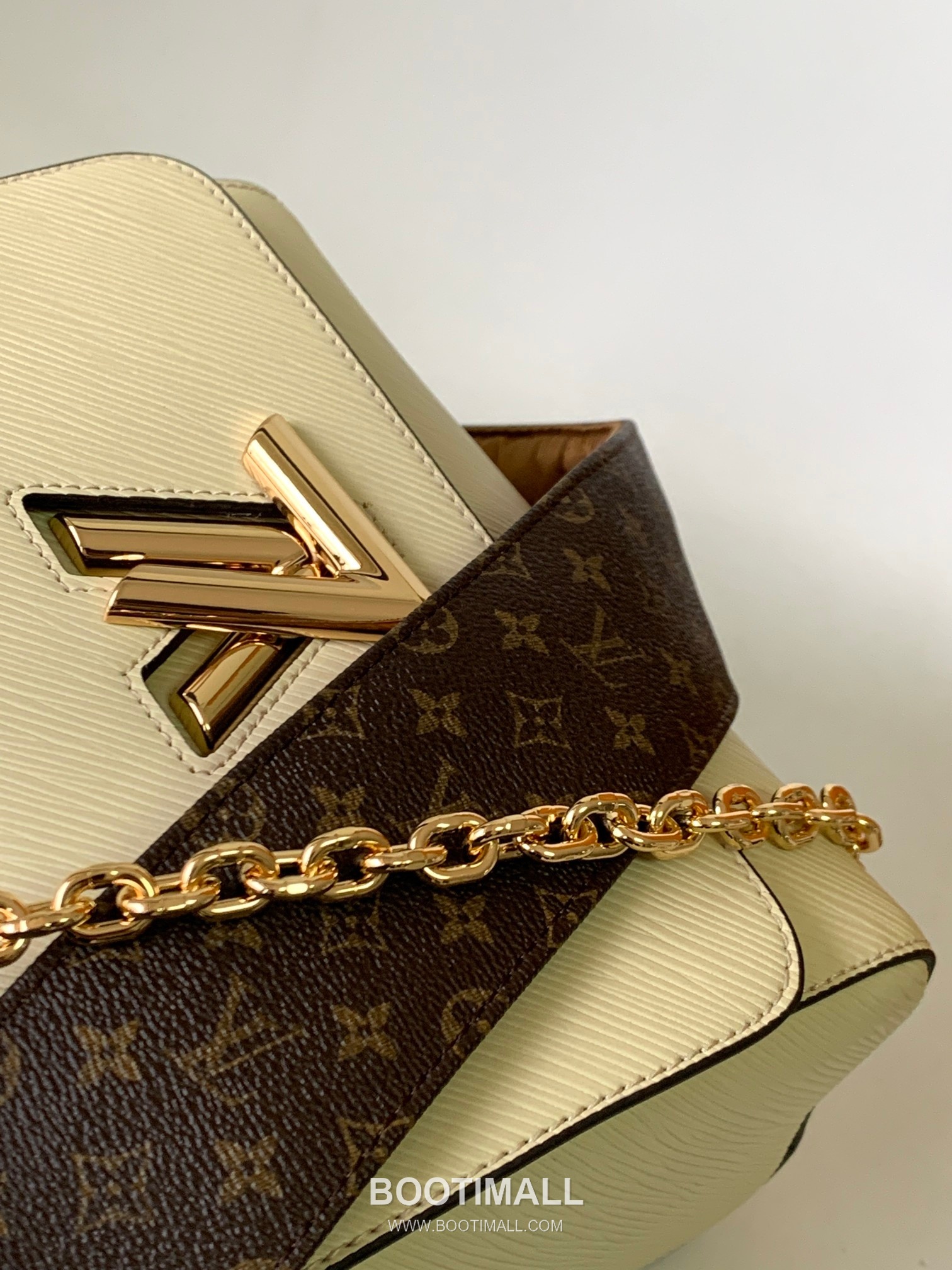 Louis Vuitton Twist MM Epi Leather Shoulder Bag with Chain Strap and Charm Detail 루이비통 트위스트 MM 에피 가죽 숄더백 체인참 M59018 23cm 7