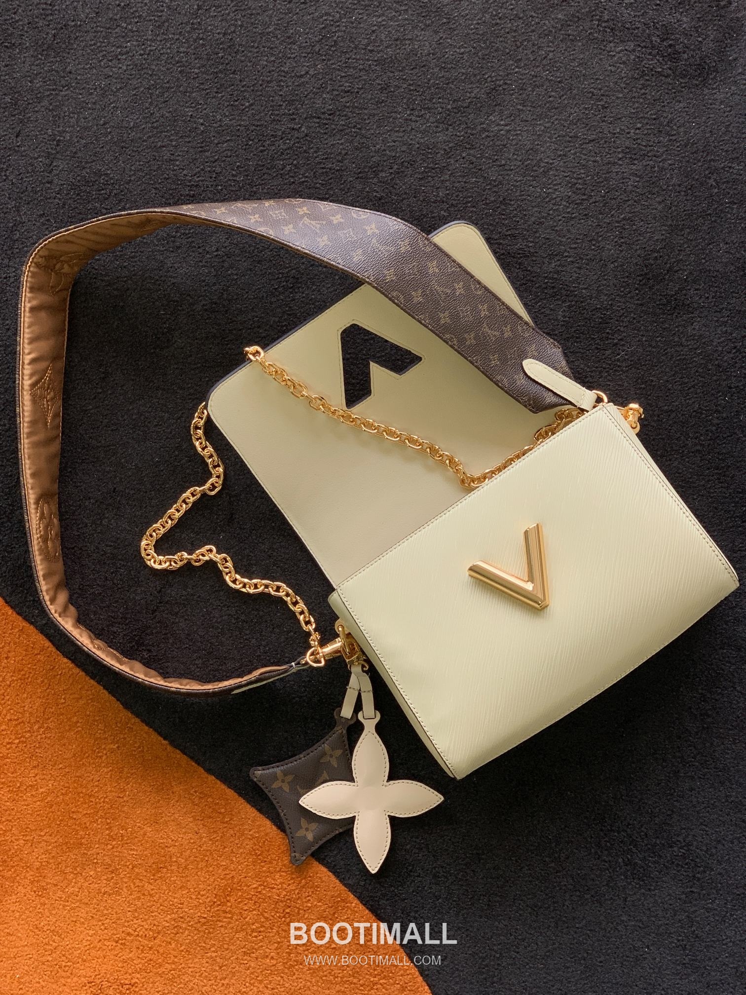 Louis Vuitton Twist MM Epi Leather Shoulder Bag with Chain Strap and Charm Detail 루이비통 트위스트 MM 에피 가죽 숄더백 체인참 M59018 23cm 8