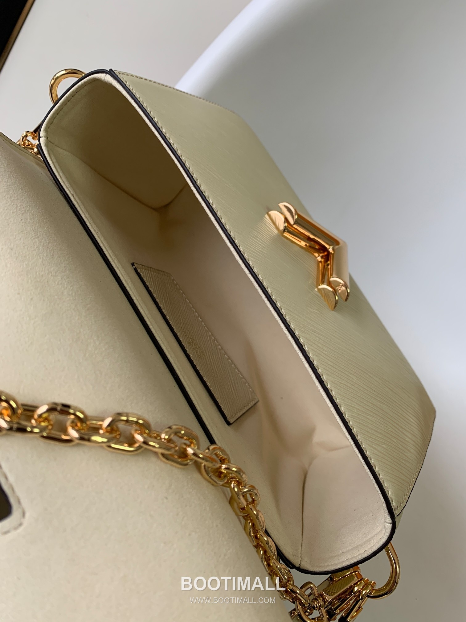 Louis Vuitton Twist MM Epi Leather Shoulder Bag with Chain Strap and Charm Detail 루이비통 트위스트 MM 에피 가죽 숄더백 체인참 M59018 23cm 9