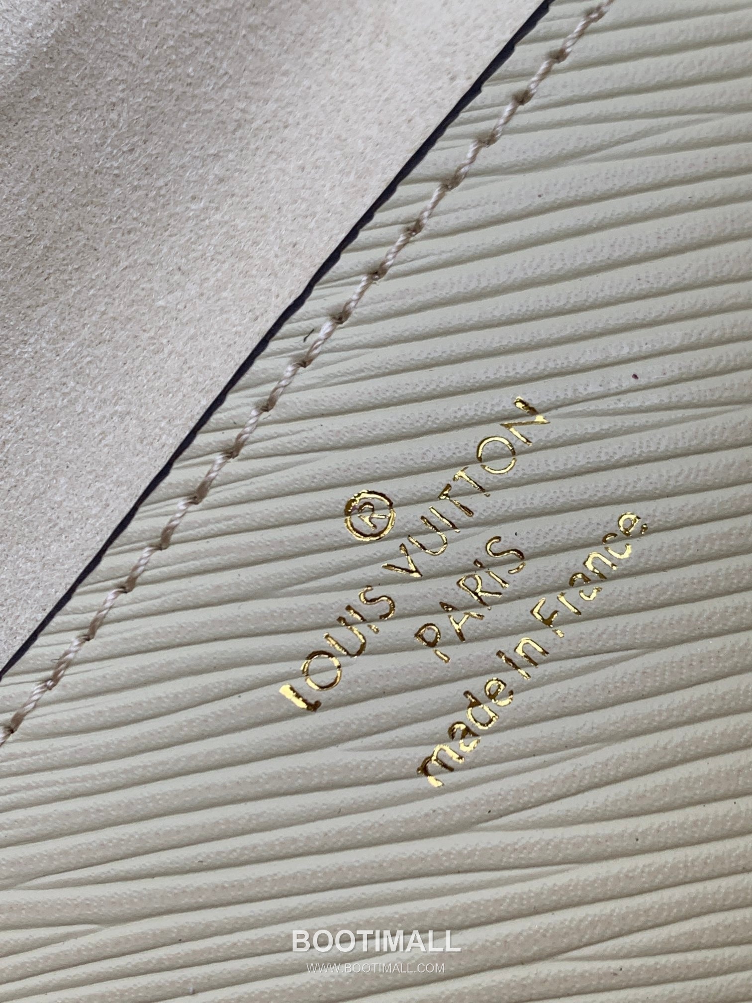 Louis Vuitton Twist MM Epi Leather Shoulder Bag with Chain Strap and Charm Detail 루이비통 트위스트 MM 에피 가죽 숄더백 체인참 M59018 23cm 10