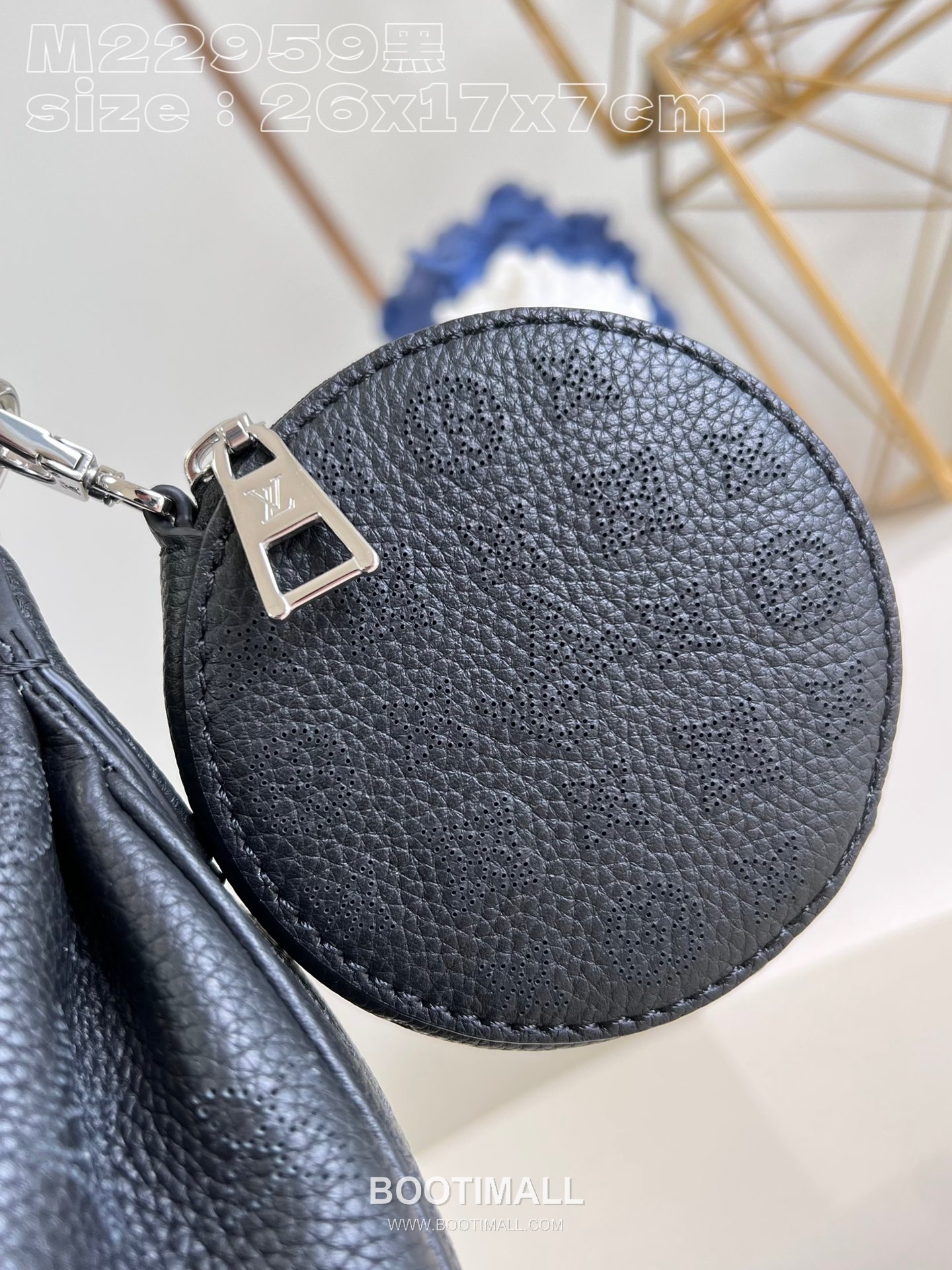 Louis Vuitton Baia PM Mahina Perforated Leather Shoulder Bag with Chain Handle Detail 루이비통 바이아 PM 마히나 퍼포레이티드 숄더백 체인핸들 M22959 26cm 2