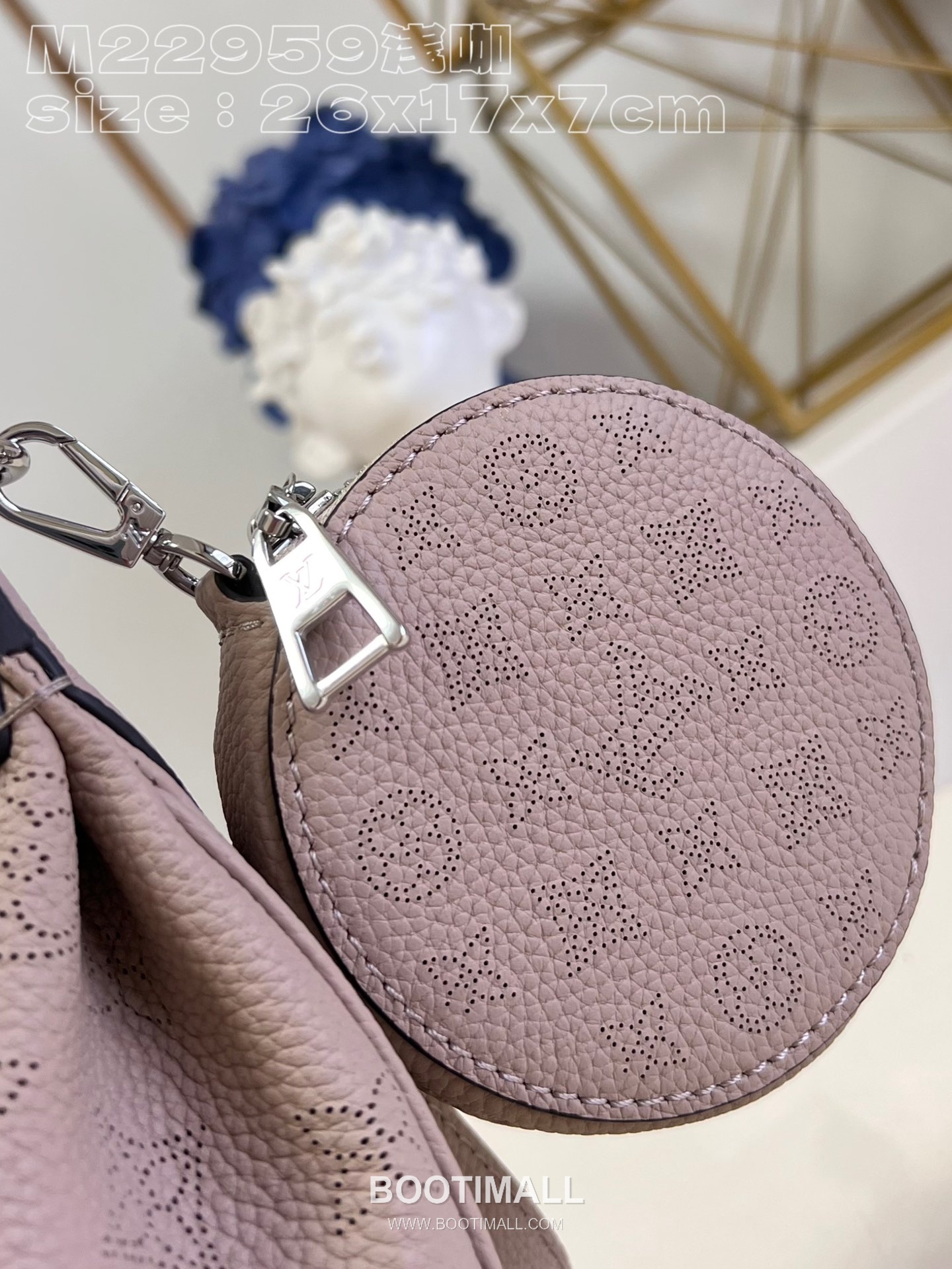 Louis Vuitton Baia PM Mahina Perforated Leather Shoulder Bag with Chain Handle Detail 루이비통 바이아 PM 마히나 퍼포레이티드 숄더백 체인핸들 M22959 26cm 2