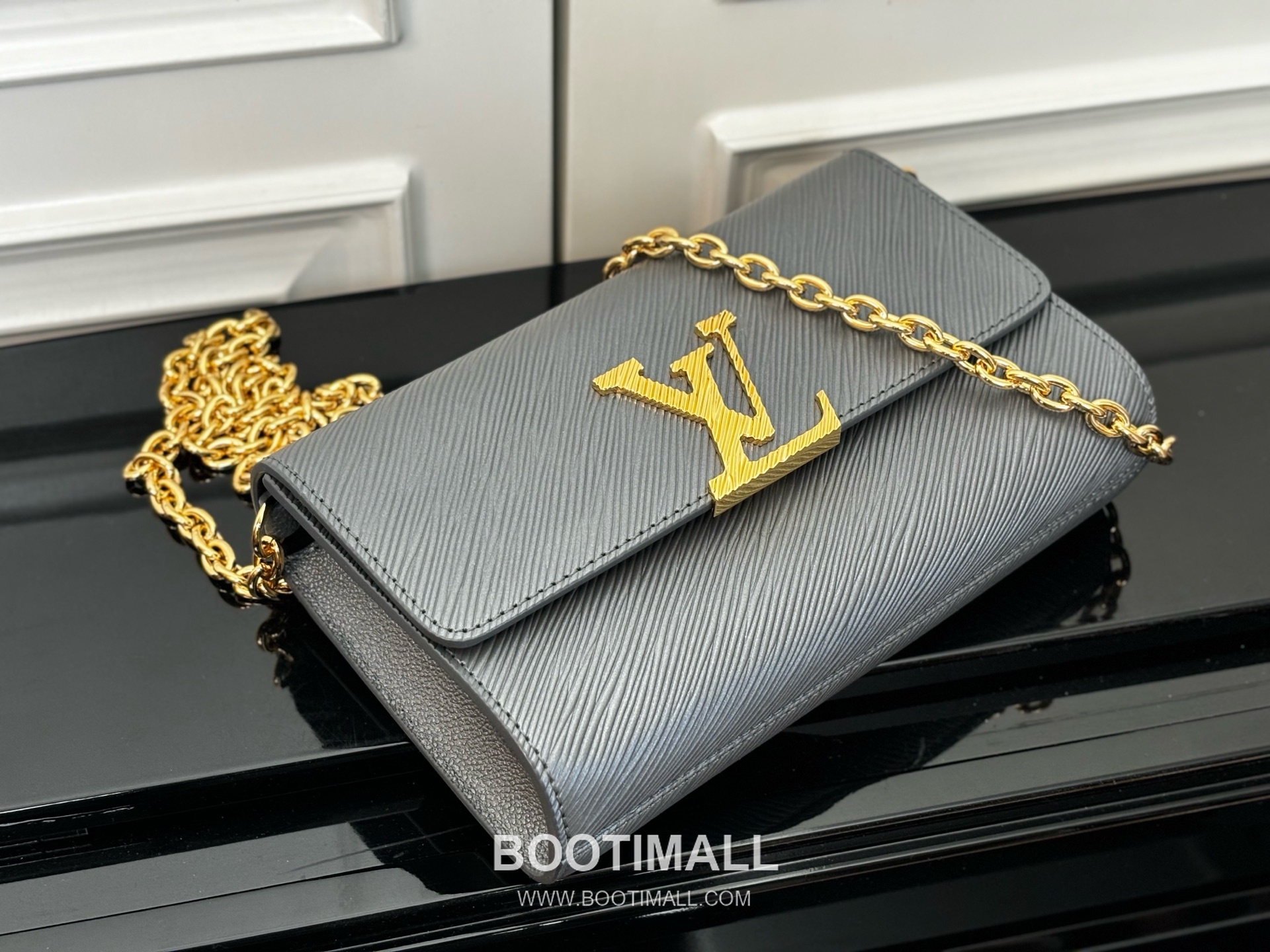 Louis Vuitton Pochette Louise Epi Leather Chain Clutch Bag with Gloss Finish Detail 루이비통 포쉐트 루이즈 에피 가죽 체인 클러치백 글로시 M237 22cm 3