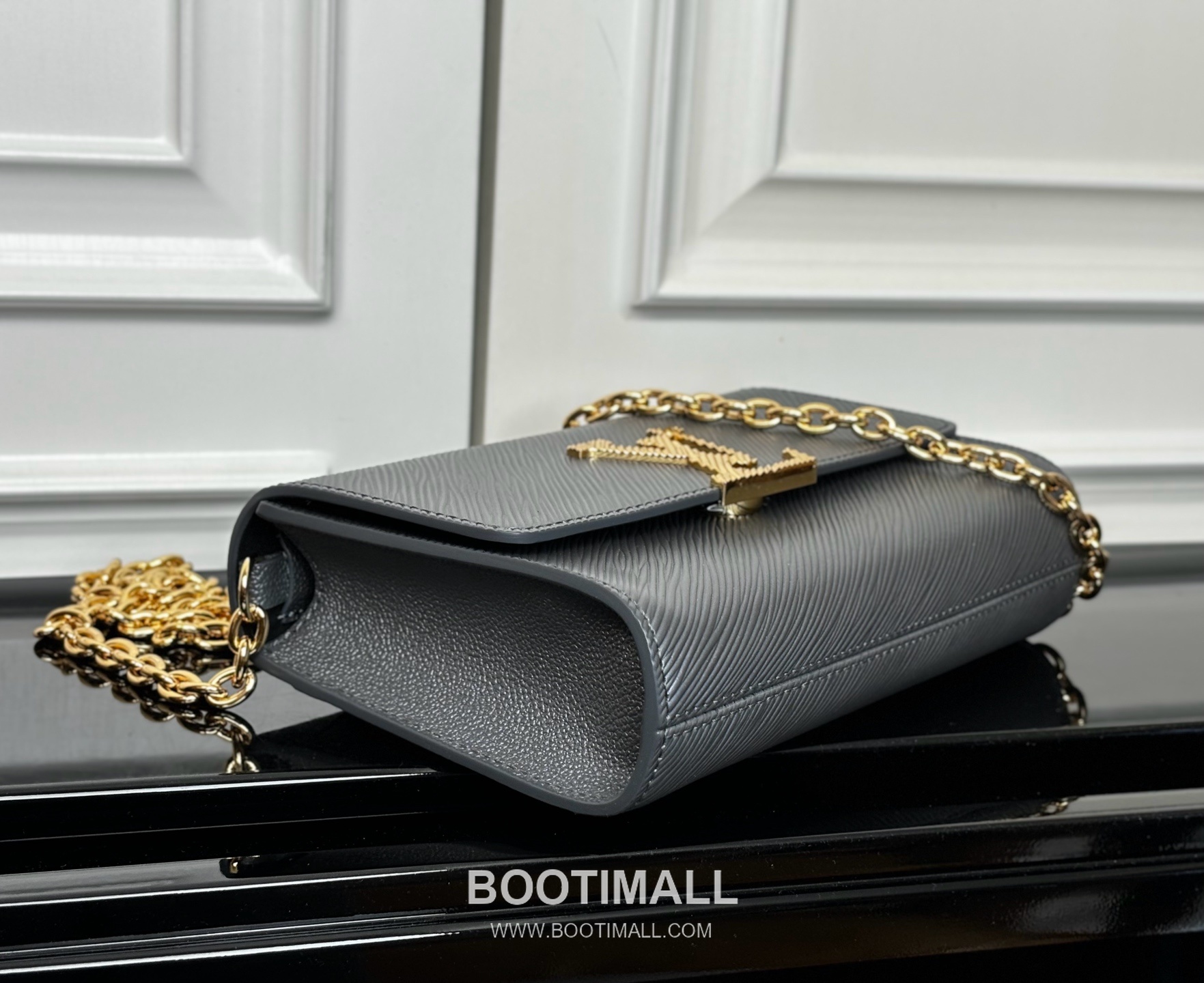 Louis Vuitton Pochette Louise Epi Leather Chain Clutch Bag with Gloss Finish Detail 루이비통 포쉐트 루이즈 에피 가죽 체인 클러치백 글로시 M237 22cm 4