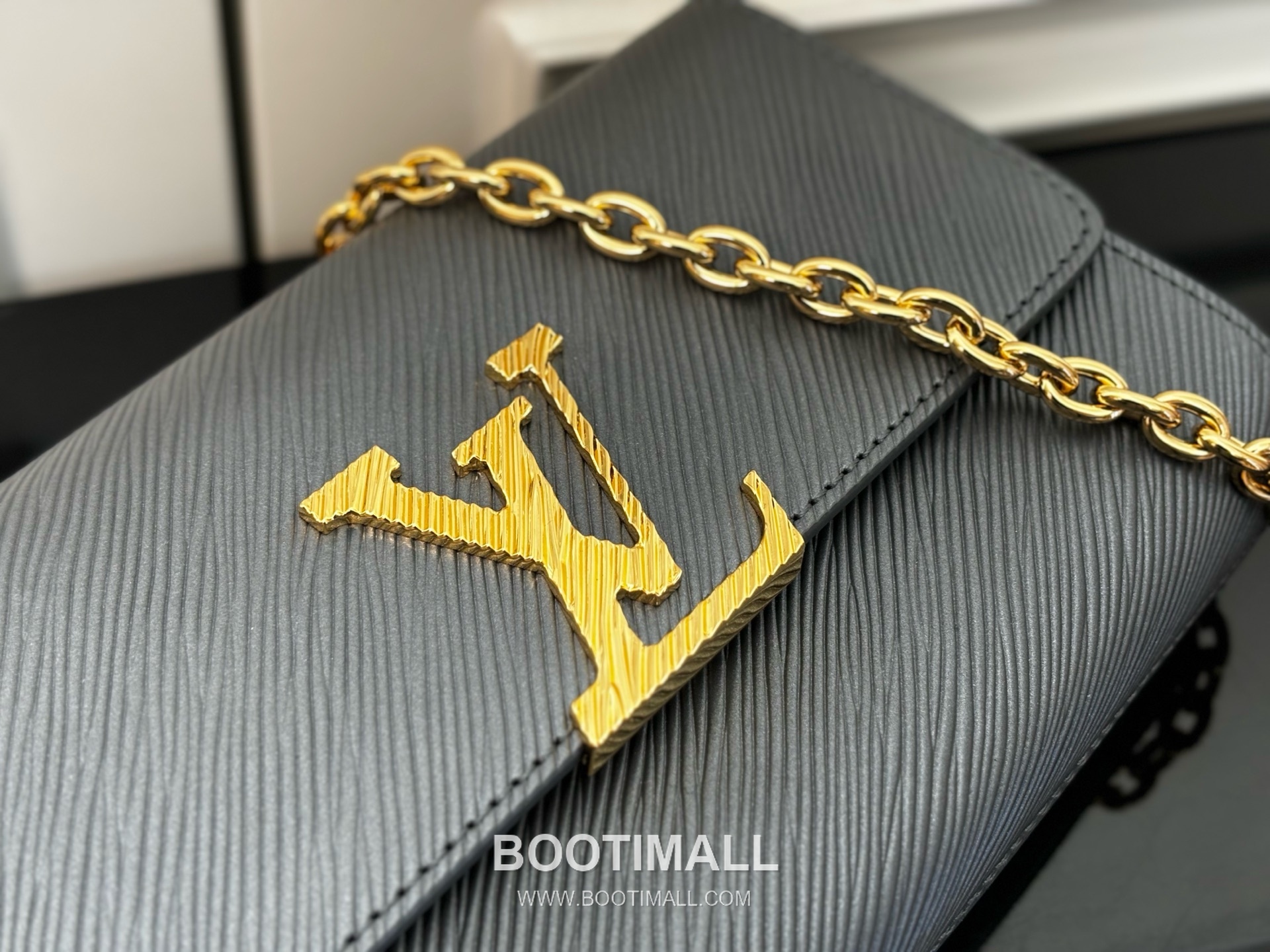 Louis Vuitton Pochette Louise Epi Leather Chain Clutch Bag with Gloss Finish Detail 루이비통 포쉐트 루이즈 에피 가죽 체인 클러치백 글로시 M237 22cm 5