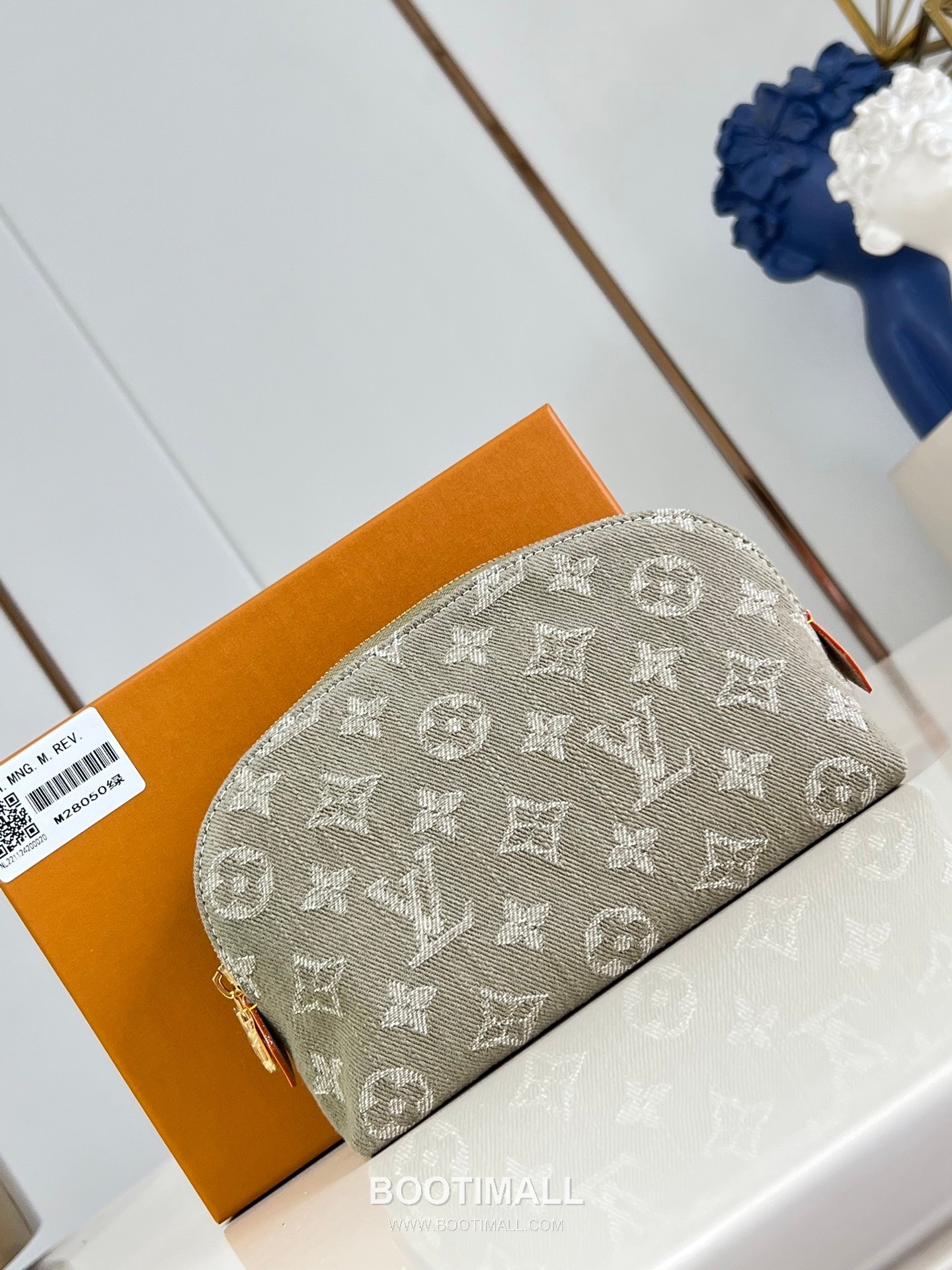 Louis Vuitton Pochette Cosmétique Denim Monogram Pouch with Inner Pocket Detail 루이비통 포쉐트 코스메틱 데님 모노그램 파우치 이너포켓 M28050 19cm 1