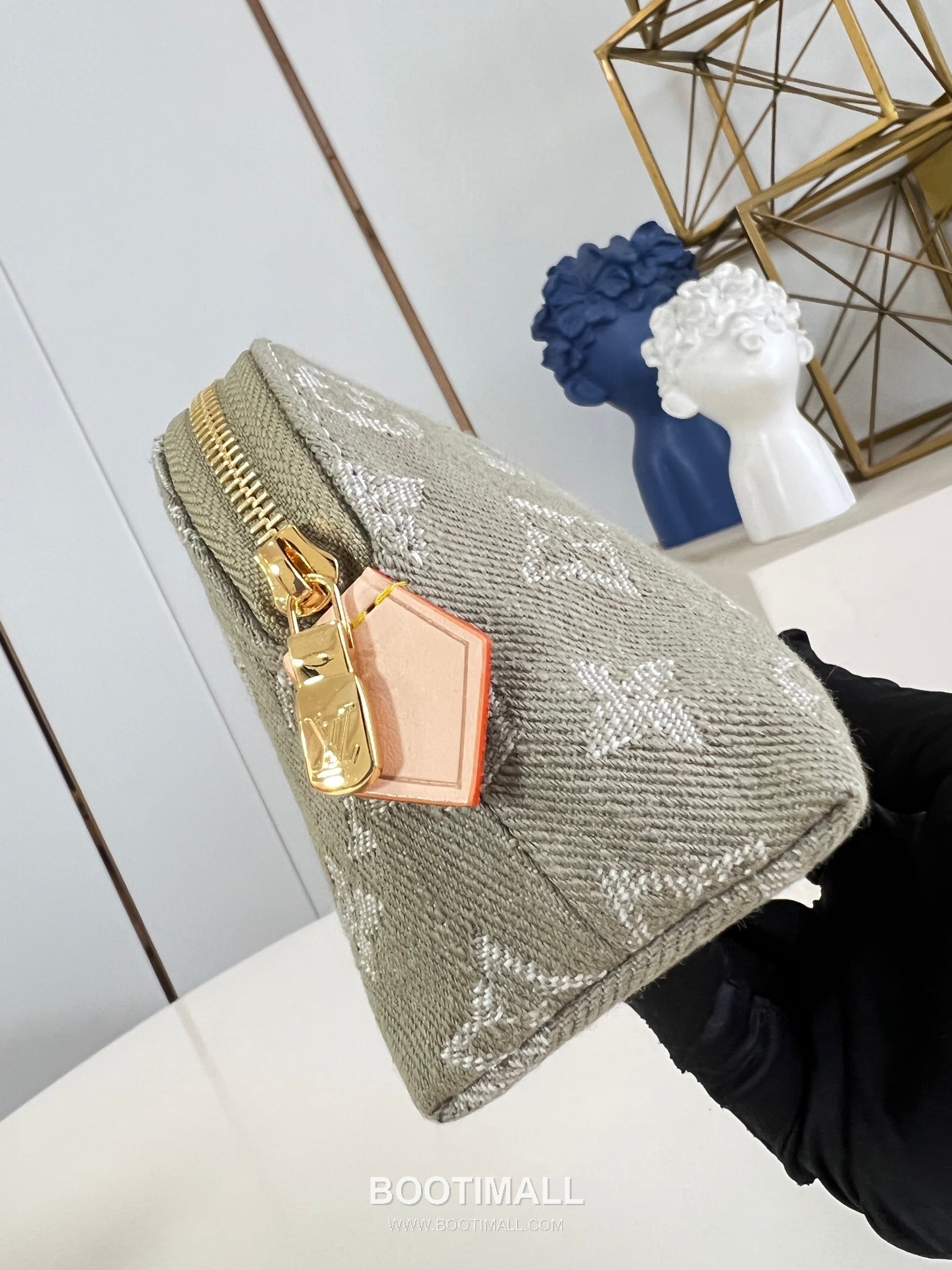 Louis Vuitton Pochette Cosmétique Denim Monogram Pouch with Inner Pocket Detail 루이비통 포쉐트 코스메틱 데님 모노그램 파우치 이너포켓 M28050 19cm 3