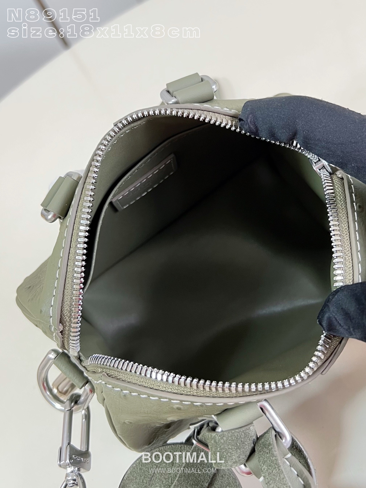 Louis Vuitton Speedy P9 Bandoulière 18 Ostrich Embossed Leather Boston Bag with Strap Detail 루이비통 스피디 P9 반둘리에 18 오스트리치 엠보 레더 보스턴백 스트랩 N89151 18cm 11