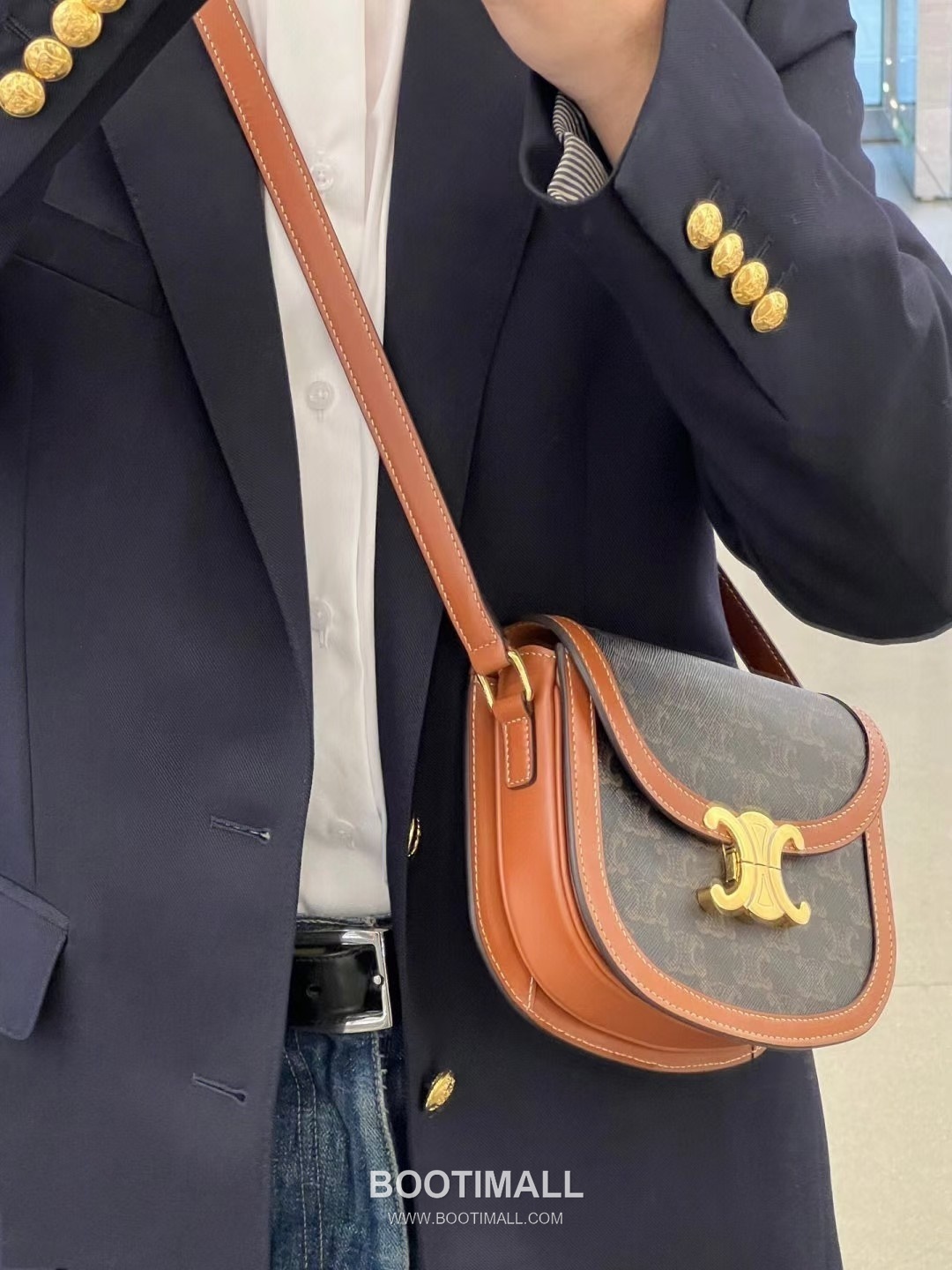Celine Teen Besace Triomphe Monogram Canvas Cowhide Crossbody Bag with Metal Logo Detail 셀린느 틴 베사체 트리옹프 모노그램 캔버스 카우하이드 크로스백 메탈로고 110962 18.5cm 3