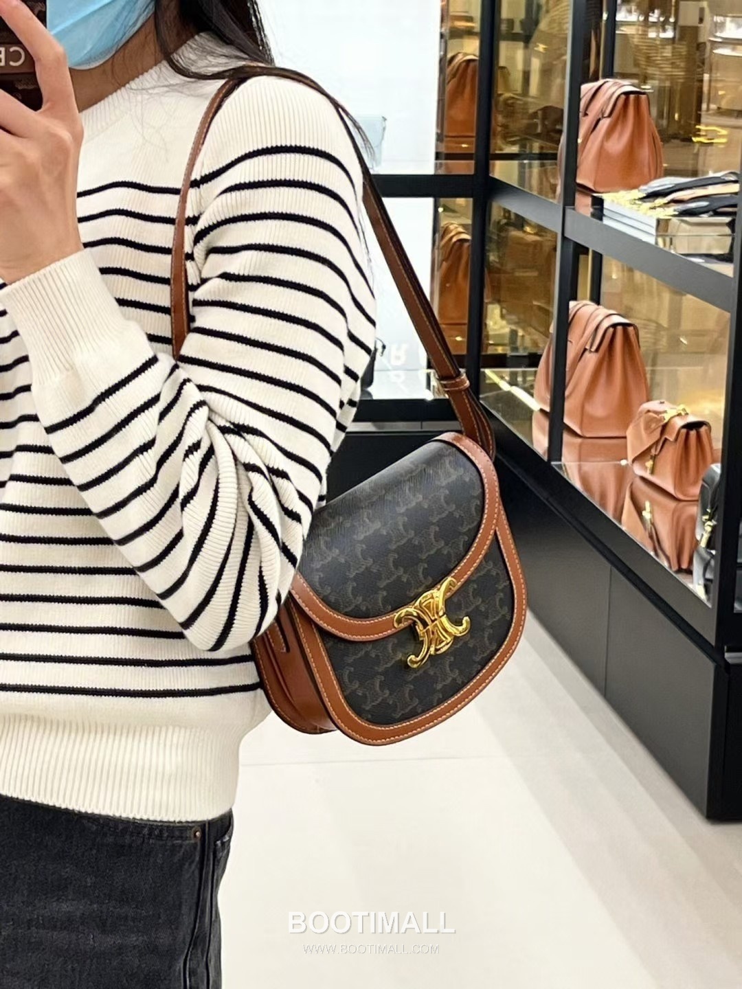 Celine Teen Besace Triomphe Monogram Canvas Cowhide Crossbody Bag with Metal Logo Detail 셀린느 틴 베사체 트리옹프 모노그램 캔버스 카우하이드 크로스백 메탈로고 110962 18.5cm 4