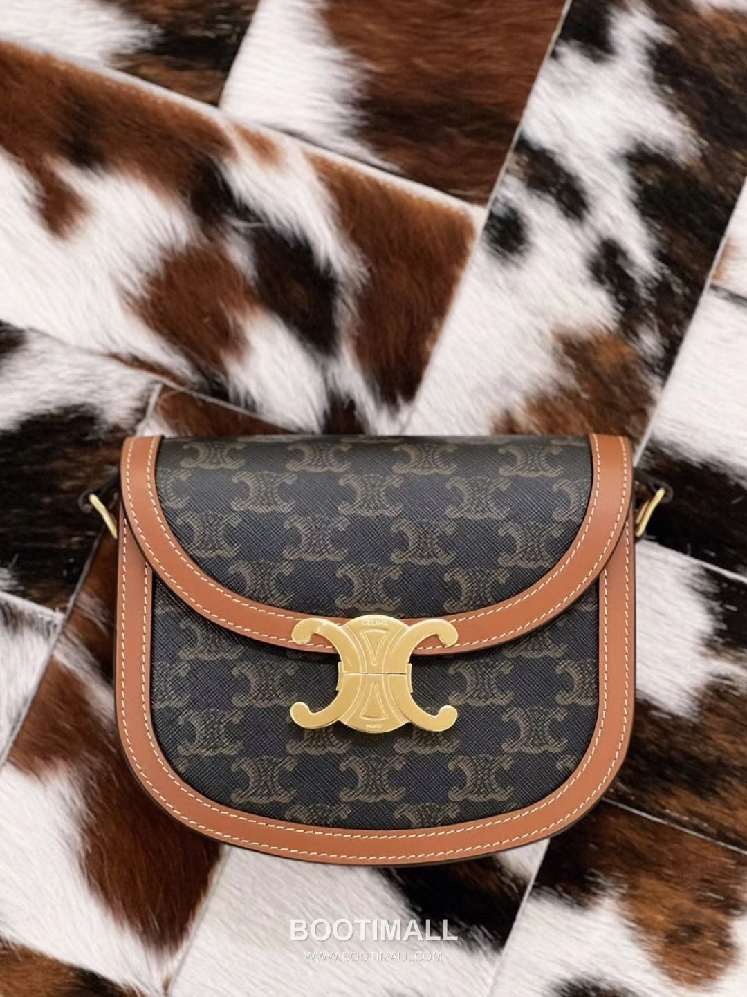 Celine Teen Besace Triomphe Monogram Canvas Cowhide Crossbody Bag with Metal Logo Detail 셀린느 틴 베사체 트리옹프 모노그램 캔버스 카우하이드 크로스백 메탈로고 110962 18.5cm 6
