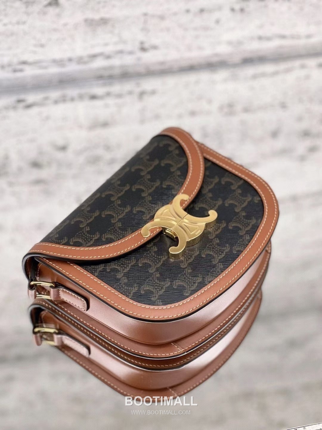 Celine Teen Besace Triomphe Monogram Canvas Cowhide Crossbody Bag with Metal Logo Detail 셀린느 틴 베사체 트리옹프 모노그램 캔버스 카우하이드 크로스백 메탈로고 110962 18.5cm 9
