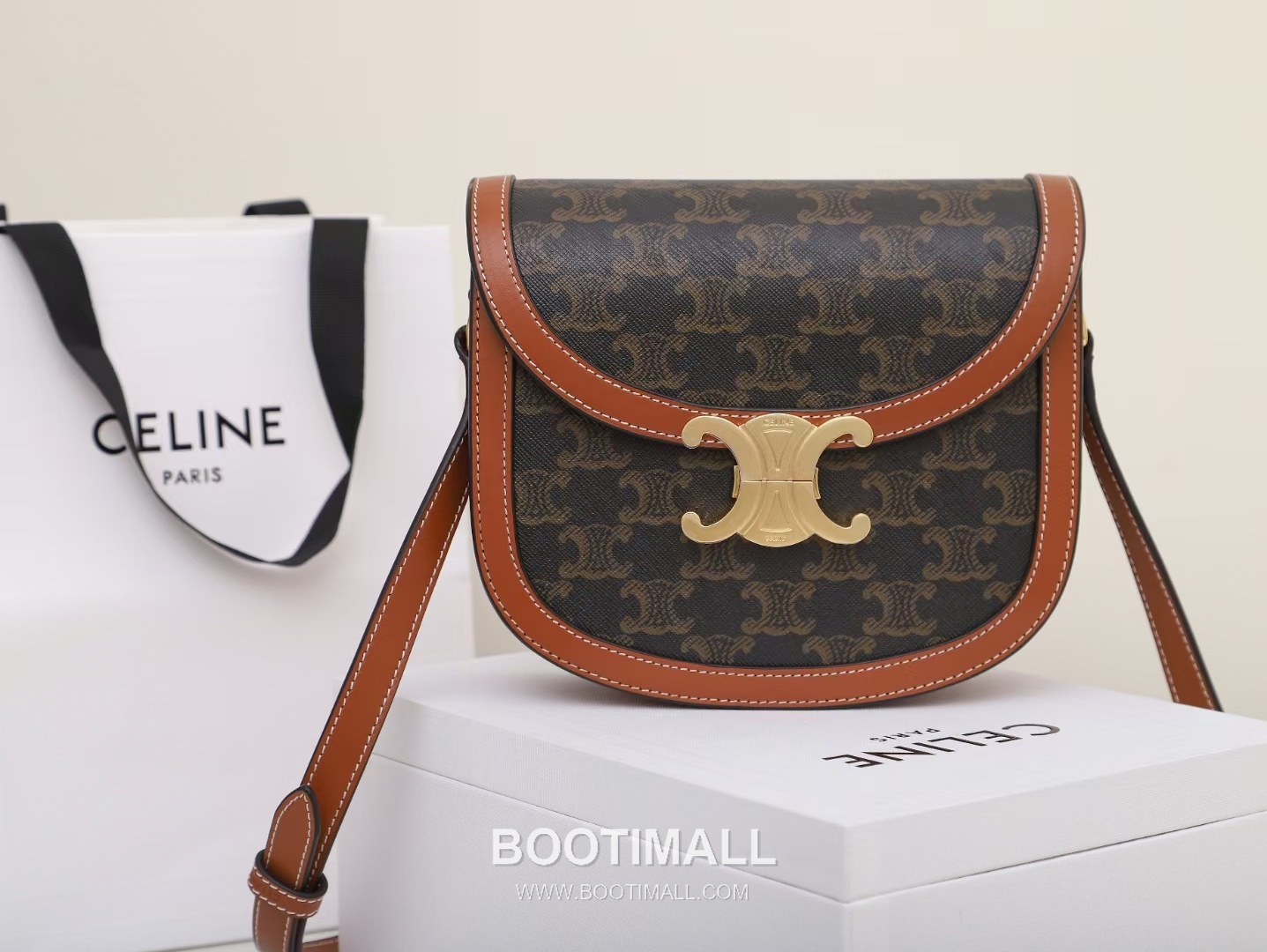 Celine Teen Besace Triomphe Monogram Canvas Cowhide Crossbody Bag with Metal Logo Detail 셀린느 틴 베사체 트리옹프 모노그램 캔버스 카우하이드 크로스백 메탈로고 110962 18.5cm 10