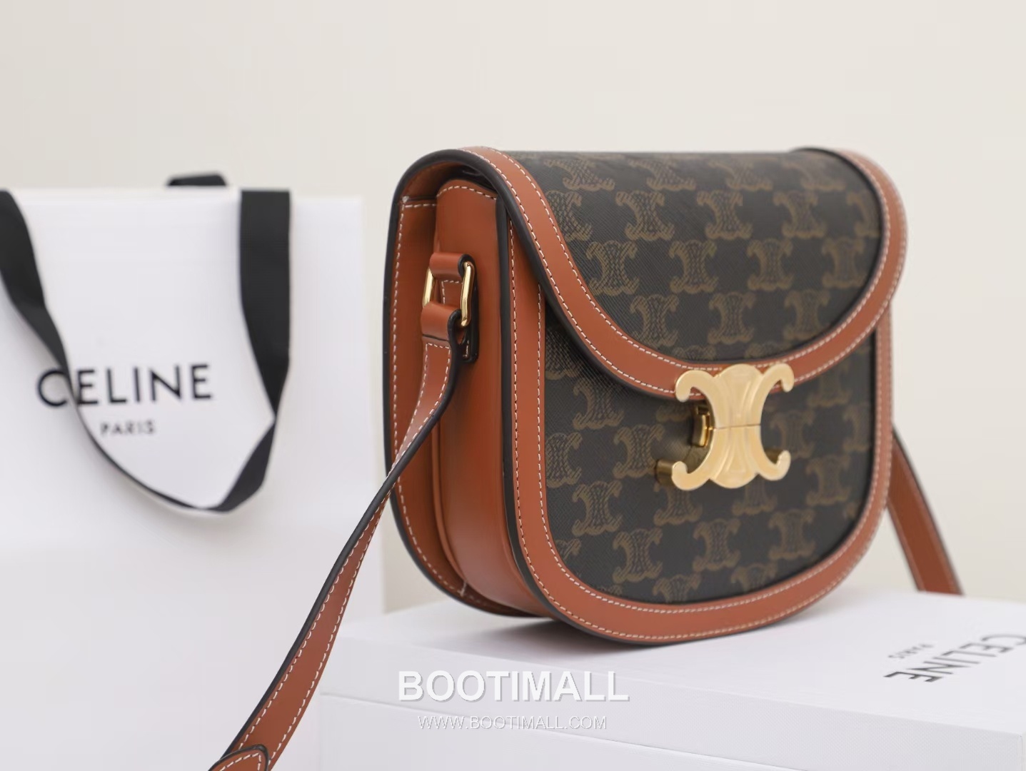 Celine Teen Besace Triomphe Monogram Canvas Cowhide Crossbody Bag with Metal Logo Detail 셀린느 틴 베사체 트리옹프 모노그램 캔버스 카우하이드 크로스백 메탈로고 110962 18.5cm 11