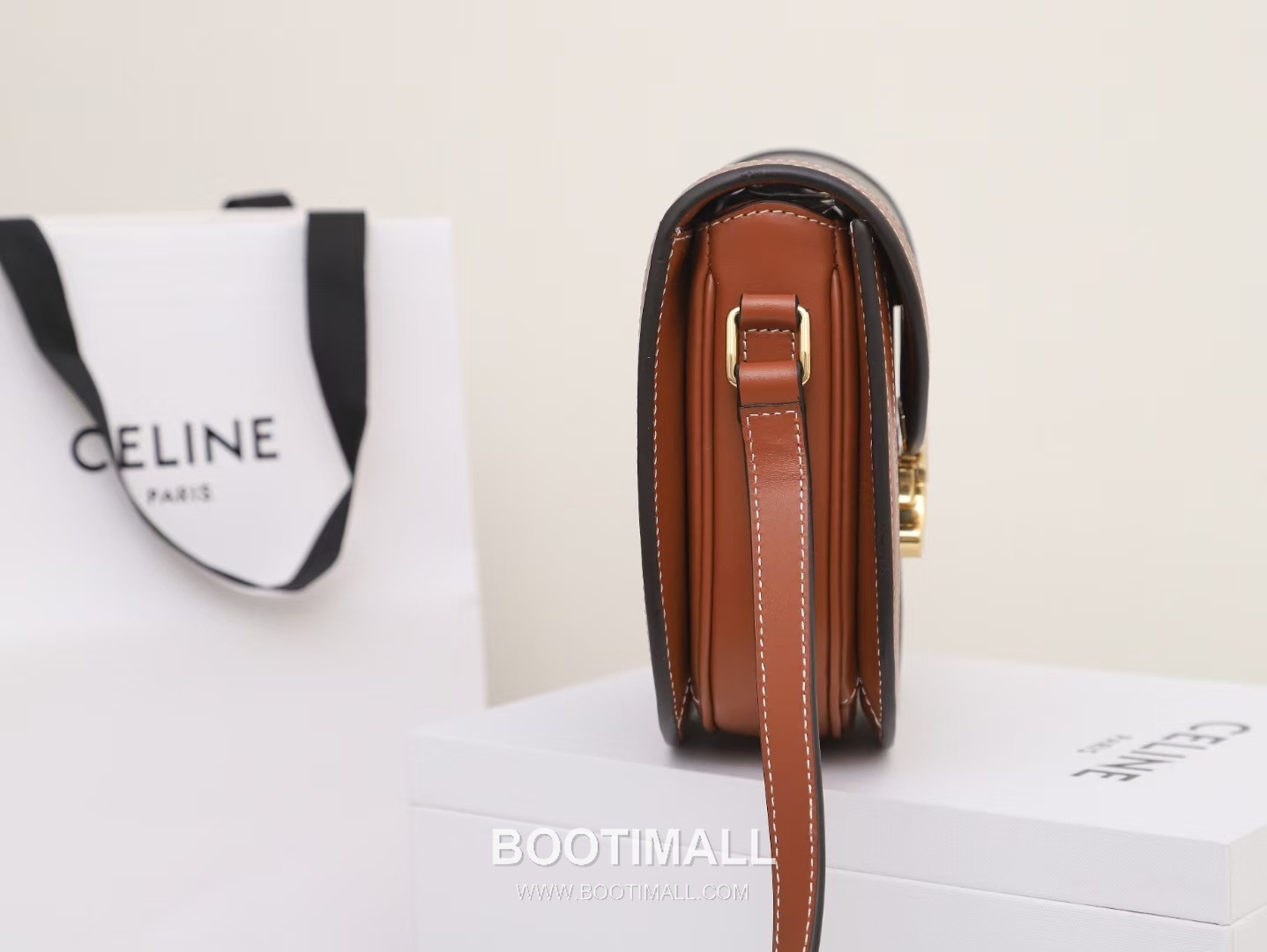 Celine Teen Besace Triomphe Monogram Canvas Cowhide Crossbody Bag with Metal Logo Detail 셀린느 틴 베사체 트리옹프 모노그램 캔버스 카우하이드 크로스백 메탈로고 110962 18.5cm 12