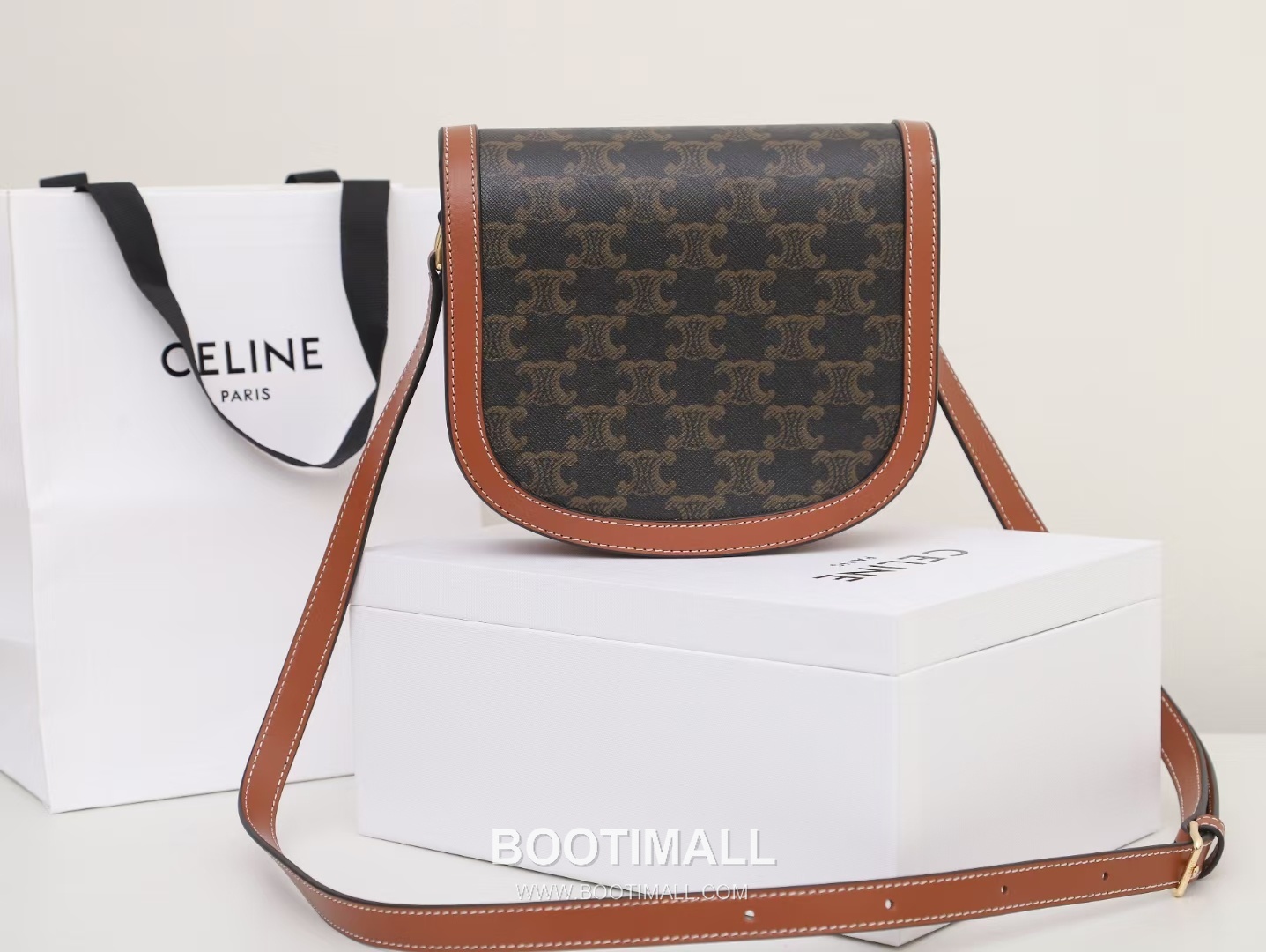 Celine Teen Besace Triomphe Monogram Canvas Cowhide Crossbody Bag with Metal Logo Detail 셀린느 틴 베사체 트리옹프 모노그램 캔버스 카우하이드 크로스백 메탈로고 110962 18.5cm 13