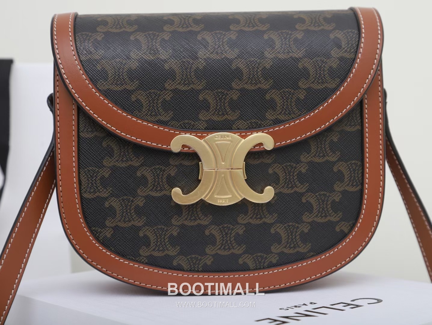 Celine Teen Besace Triomphe Monogram Canvas Cowhide Crossbody Bag with Metal Logo Detail 셀린느 틴 베사체 트리옹프 모노그램 캔버스 카우하이드 크로스백 메탈로고 110962 18.5cm 14