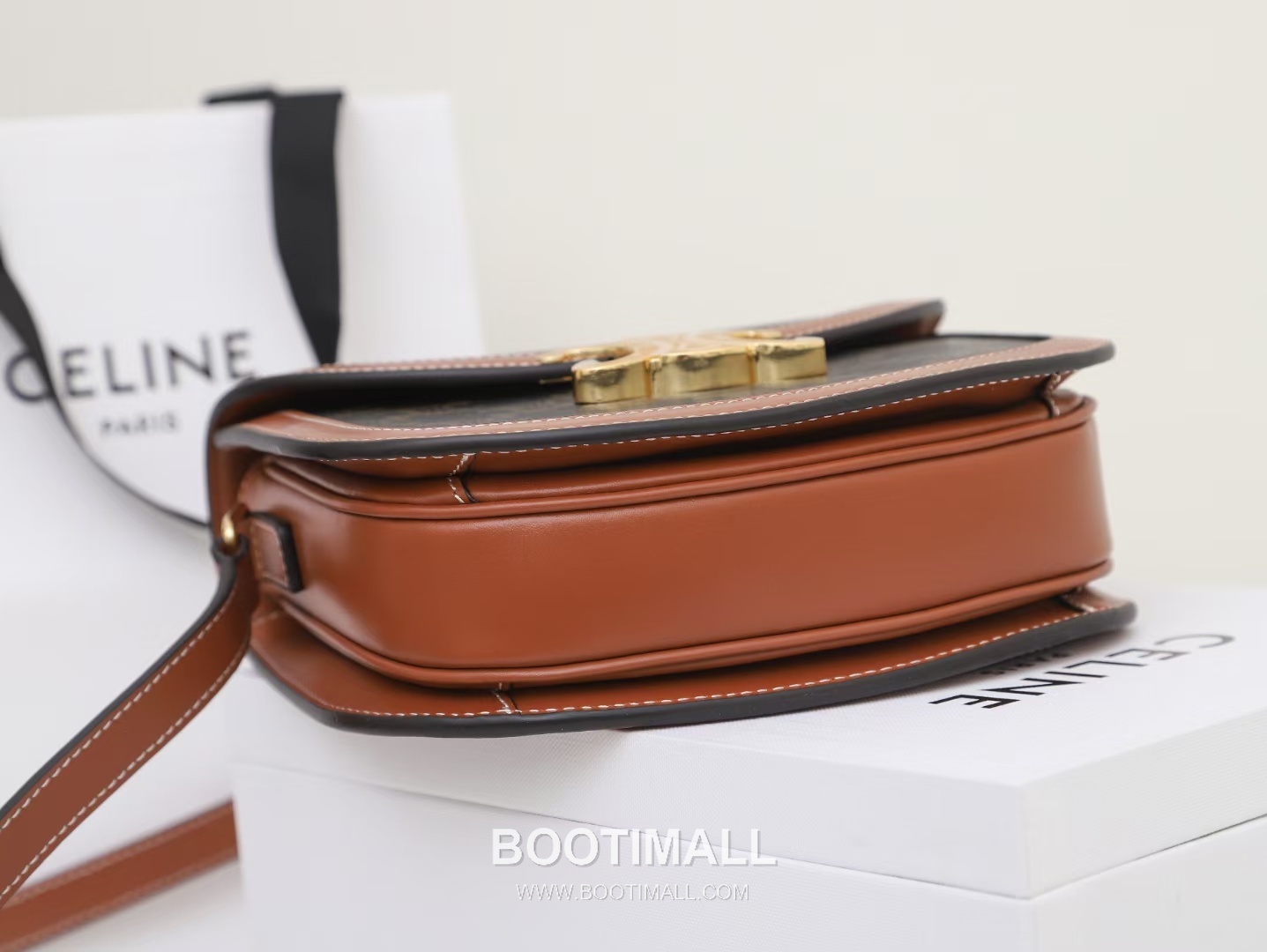 Celine Teen Besace Triomphe Monogram Canvas Cowhide Crossbody Bag with Metal Logo Detail 셀린느 틴 베사체 트리옹프 모노그램 캔버스 카우하이드 크로스백 메탈로고 110962 18.5cm 15