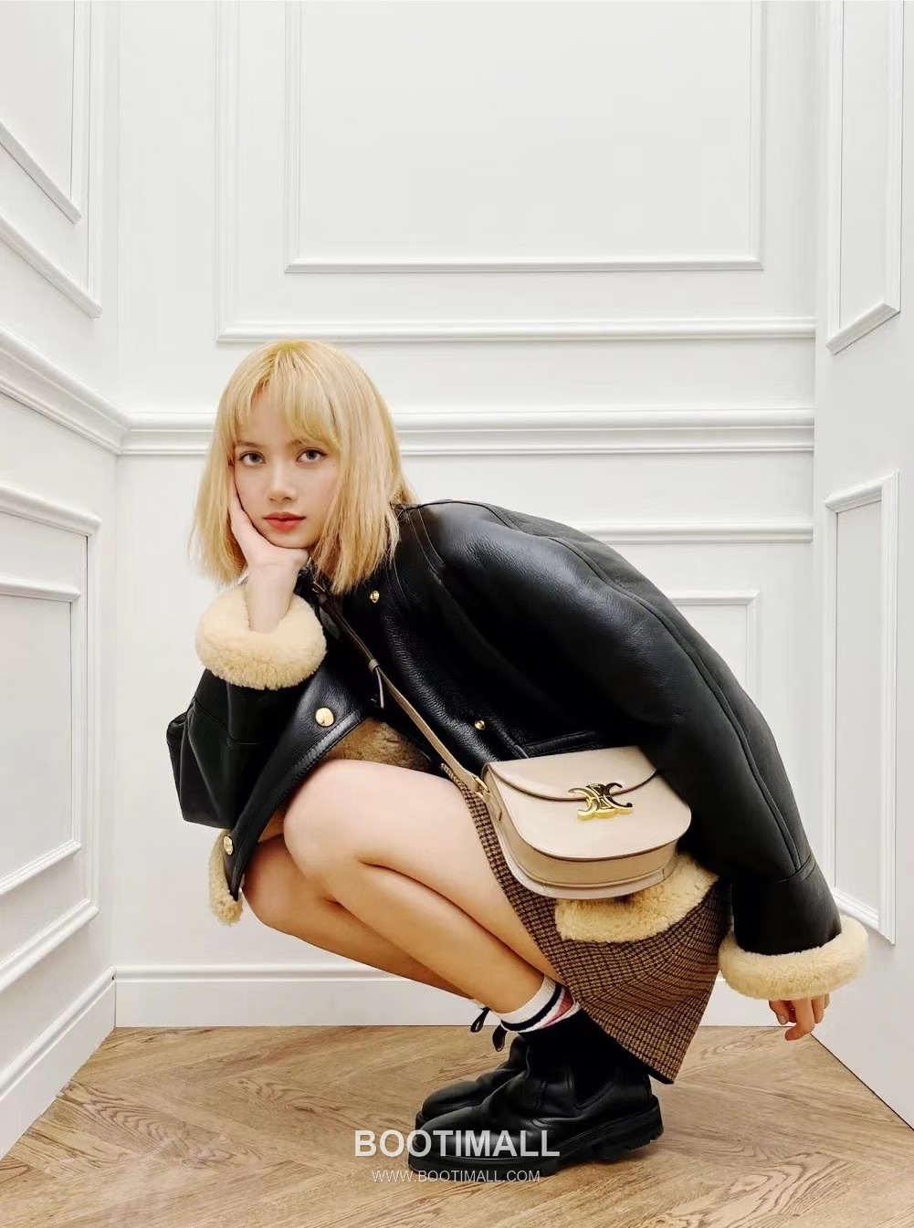 Celine Teen Besace Triomphe Cowhide Leather Crossbody Bag with Metal Logo Detail 셀린느 틴 베사체 트리옹프 카우하이드 크로스백 메탈로고 110962 18.5cm 1