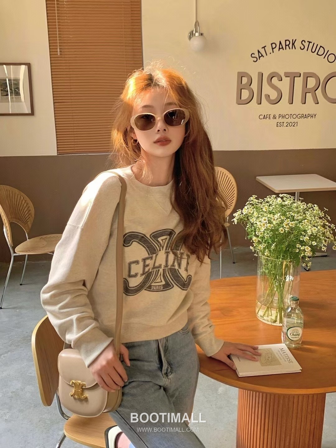 Celine Teen Besace Triomphe Cowhide Leather Crossbody Bag with Metal Logo Detail 셀린느 틴 베사체 트리옹프 카우하이드 크로스백 메탈로고 110962 18.5cm 2