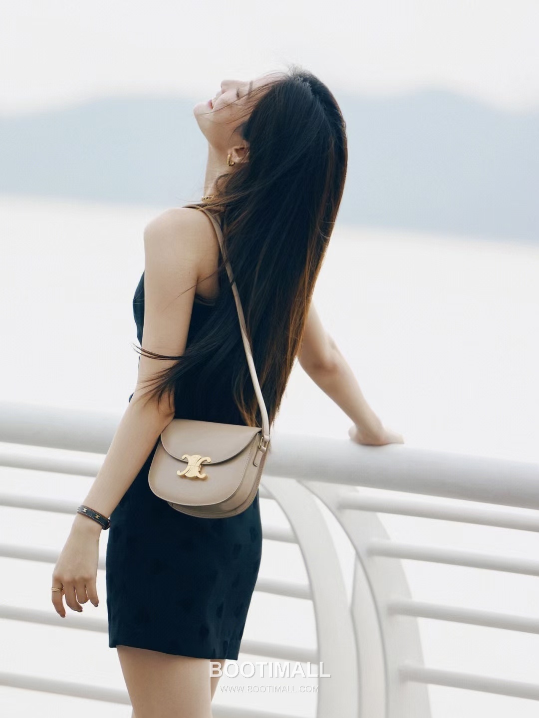 Celine Teen Besace Triomphe Cowhide Leather Crossbody Bag with Metal Logo Detail 셀린느 틴 베사체 트리옹프 카우하이드 크로스백 메탈로고 110962 18.5cm 3