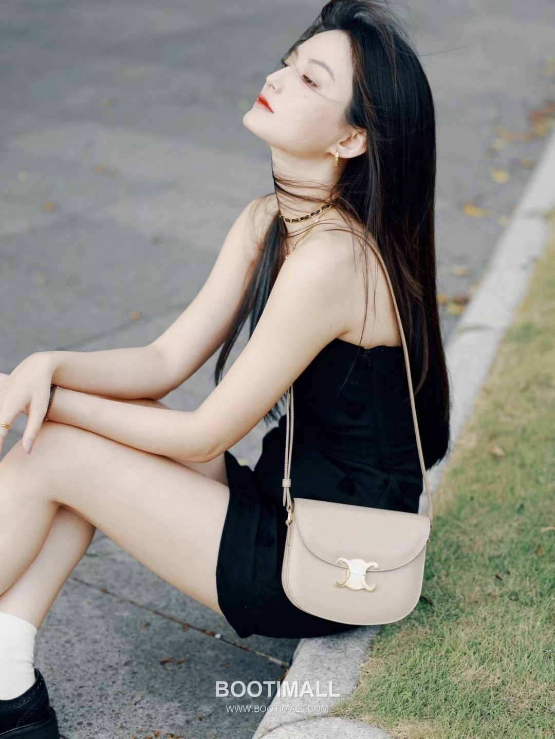 Celine Teen Besace Triomphe Cowhide Leather Crossbody Bag with Metal Logo Detail 셀린느 틴 베사체 트리옹프 카우하이드 크로스백 메탈로고 110962 18.5cm 4