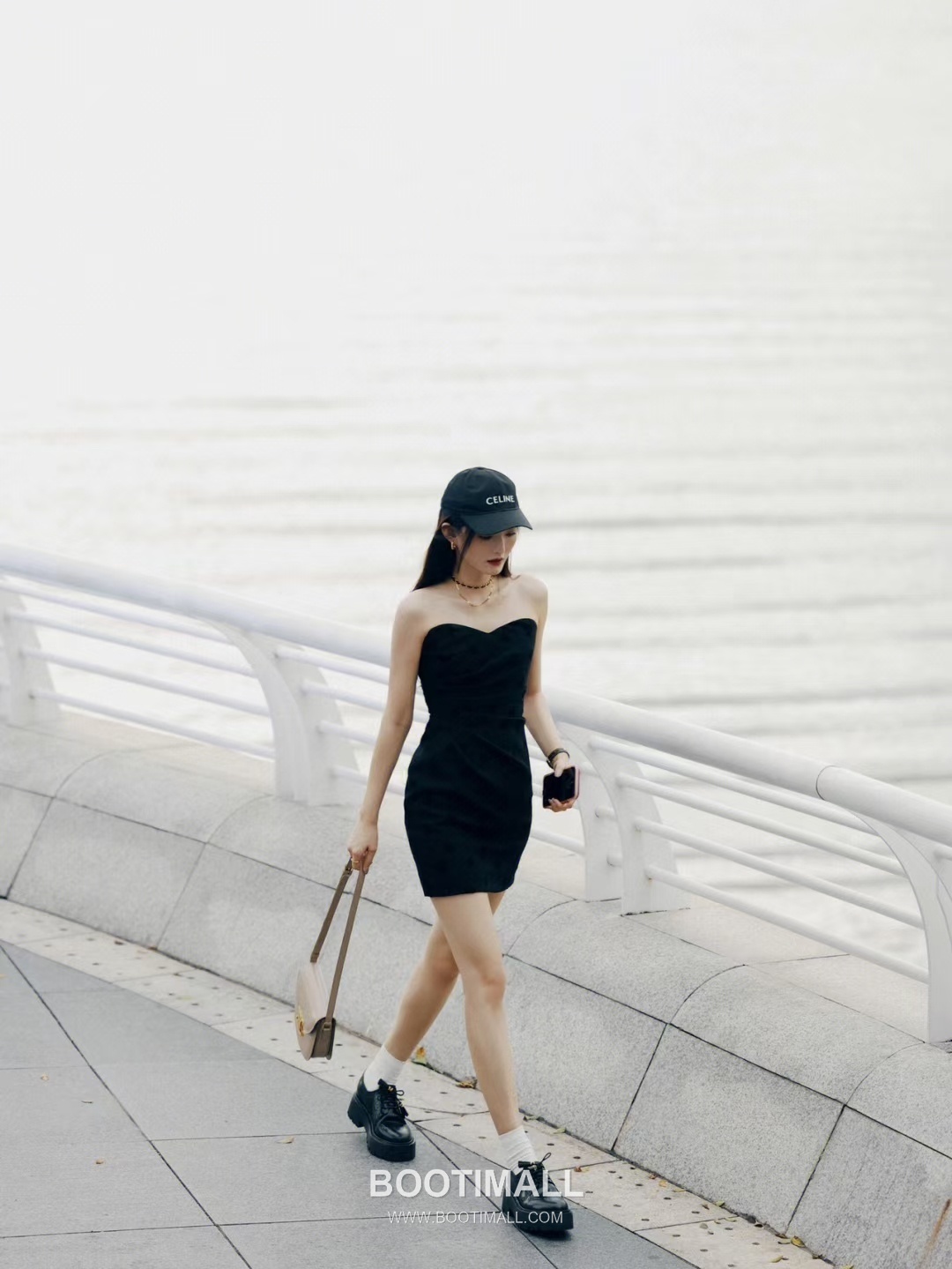 Celine Teen Besace Triomphe Cowhide Leather Crossbody Bag with Metal Logo Detail 셀린느 틴 베사체 트리옹프 카우하이드 크로스백 메탈로고 110962 18.5cm 5