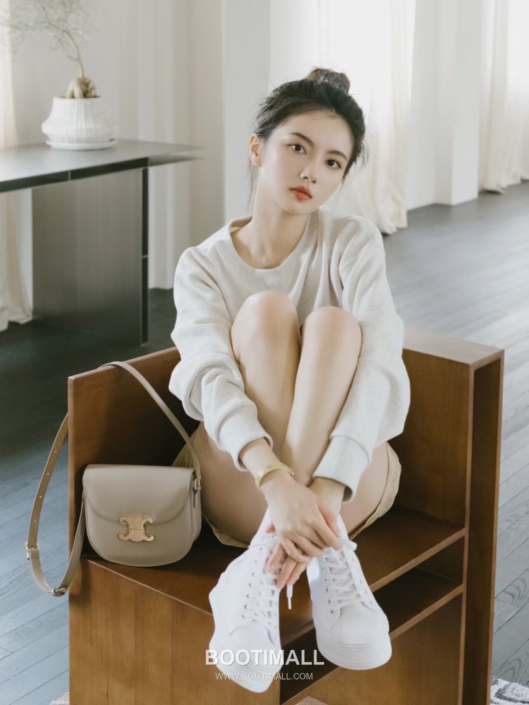 Celine Teen Besace Triomphe Cowhide Leather Crossbody Bag with Metal Logo Detail 셀린느 틴 베사체 트리옹프 카우하이드 크로스백 메탈로고 110962 18.5cm 6