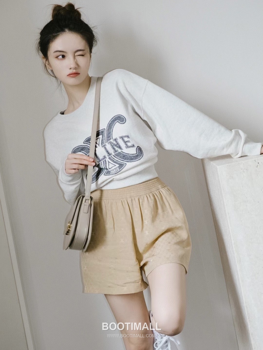 Celine Teen Besace Triomphe Cowhide Leather Crossbody Bag with Metal Logo Detail 셀린느 틴 베사체 트리옹프 카우하이드 크로스백 메탈로고 110962 18.5cm 7