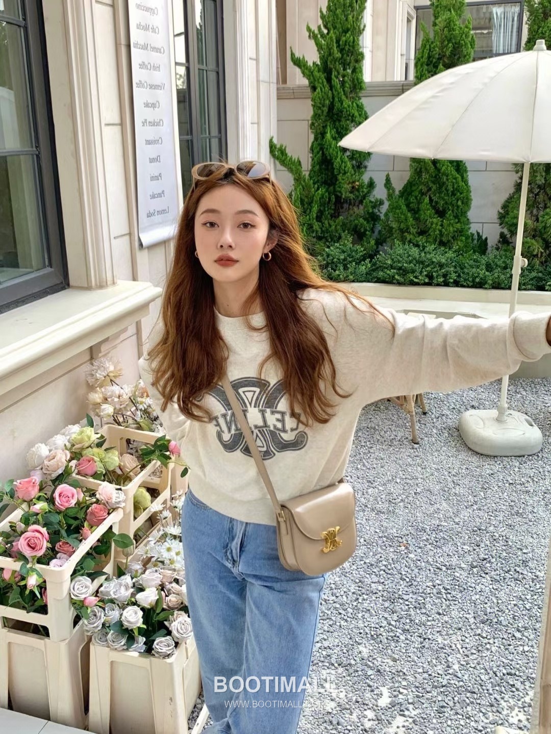 Celine Teen Besace Triomphe Cowhide Leather Crossbody Bag with Metal Logo Detail 셀린느 틴 베사체 트리옹프 카우하이드 크로스백 메탈로고 110962 18.5cm 9