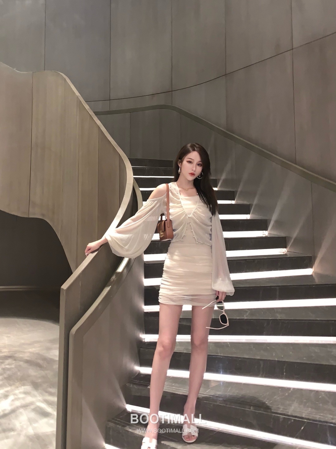 Celine Triomphe Cowhide Leather Shoulder Bag with Metal Logo Detail 셀린느 트리옹프 카우하이드 숄더백 메탈로고 194143 20cm 1