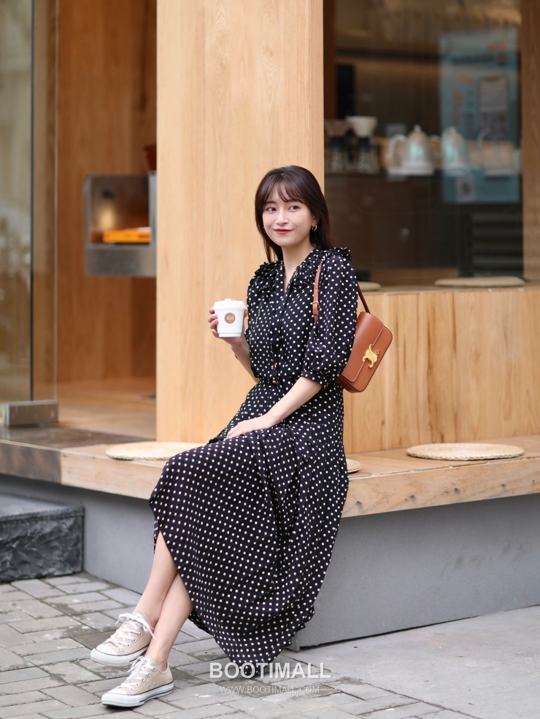 Celine Triomphe Cowhide Leather Shoulder Bag with Metal Logo Detail 셀린느 트리옹프 카우하이드 숄더백 메탈로고 194143 20cm 2