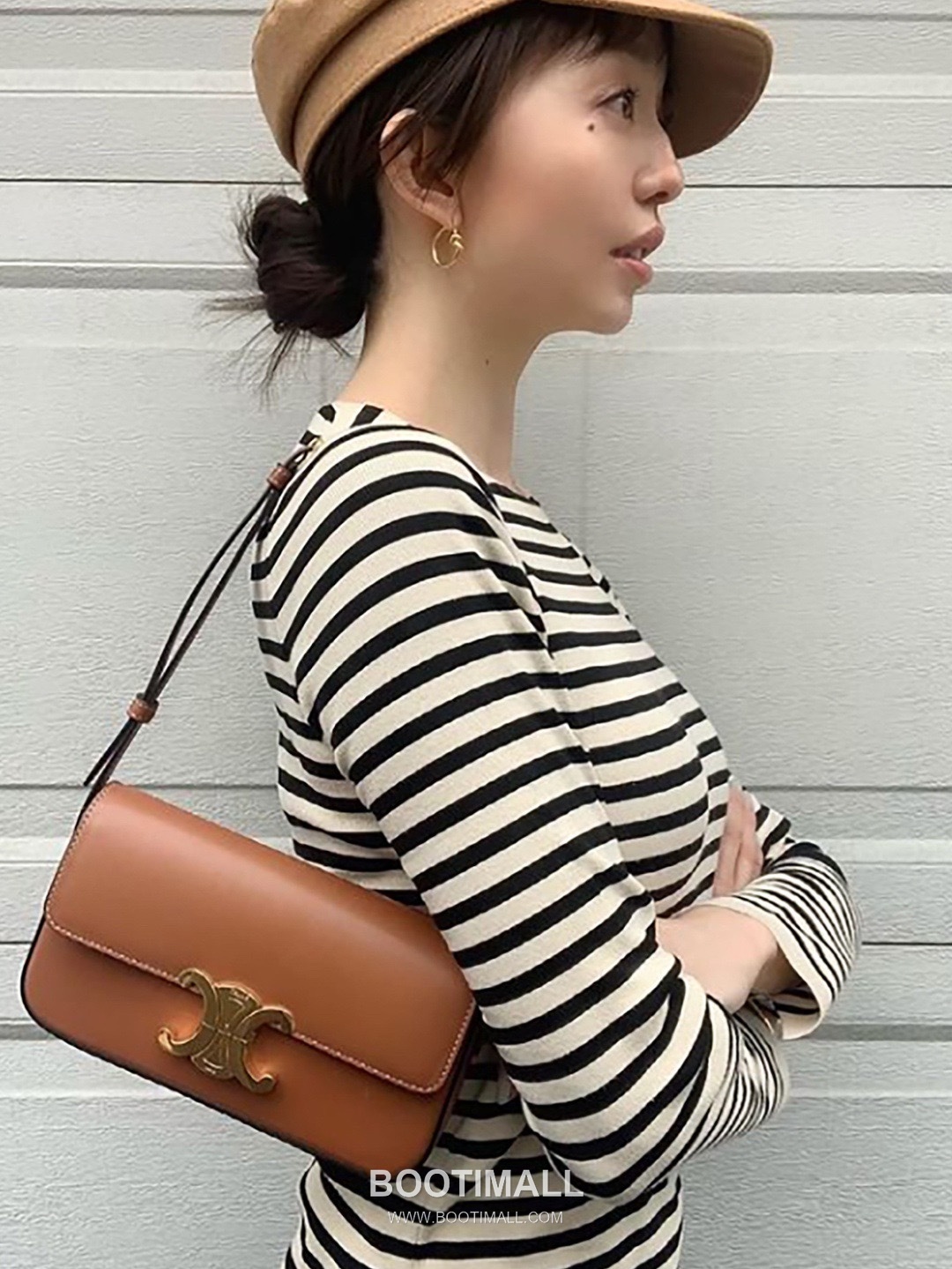 Celine Triomphe Cowhide Leather Shoulder Bag with Metal Logo Detail 셀린느 트리옹프 카우하이드 숄더백 메탈로고 194143 20cm 8