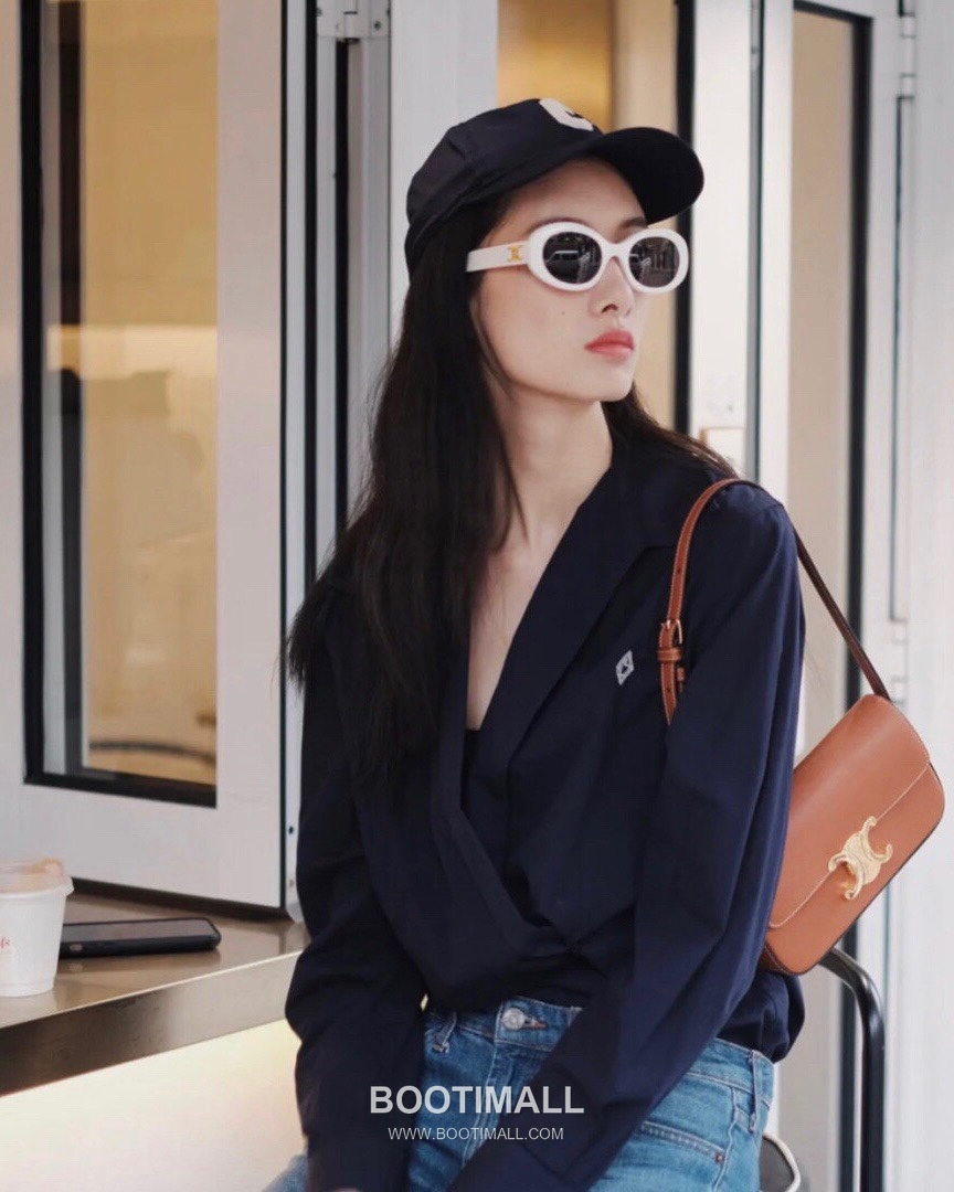 Celine Triomphe Cowhide Leather Shoulder Bag with Metal Logo Detail 셀린느 트리옹프 카우하이드 숄더백 메탈로고 194143 20cm 9