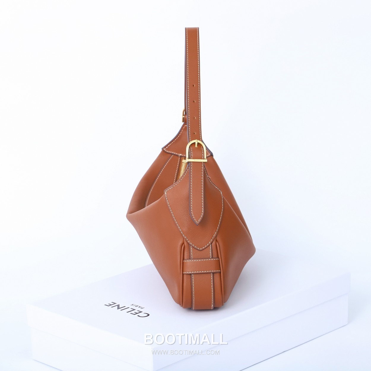Celine Romy Cowhide Leather Shoulder Bag with Slim Underarm Design 셀린느 로미 카우하이드 숄더백 슬림언더암 197443 34cm 12