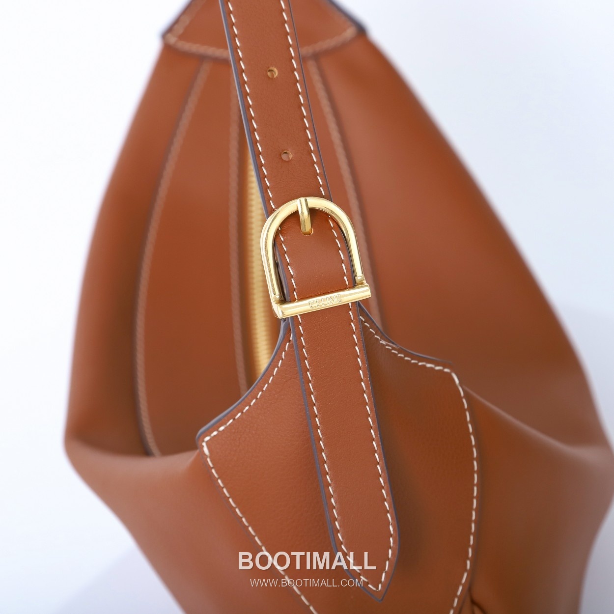 Celine Romy Cowhide Leather Shoulder Bag with Slim Underarm Design 셀린느 로미 카우하이드 숄더백 슬림언더암 197443 34cm 16