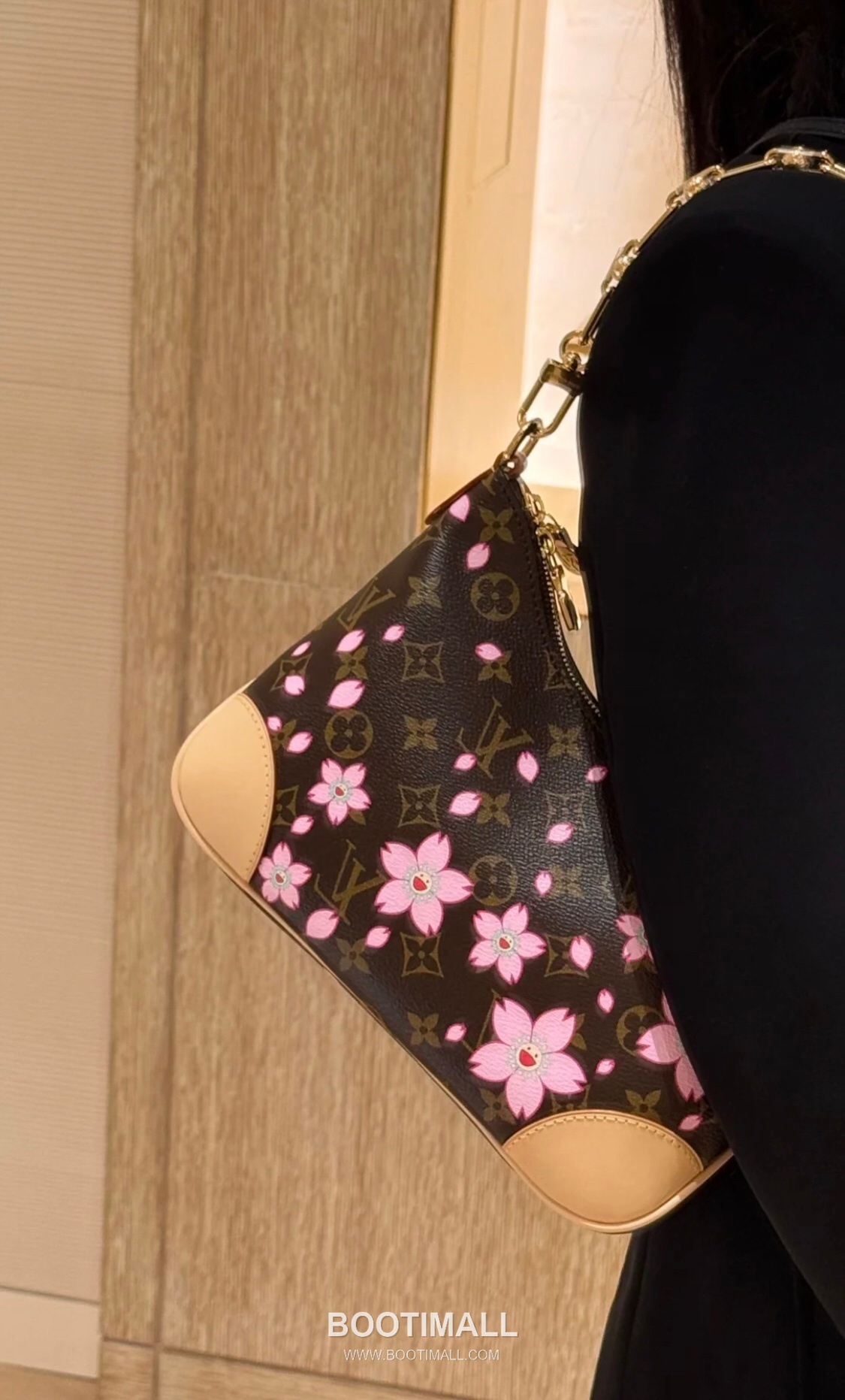 Louis Vuitton Boulogne Monogram Canvas Cherry Blossom Shoulder Bag with Stud Strap Detail 루이비통 불로뉴 모노그램 체리블라썸 숄더백 스터드스트랩 M13265 29cm 7