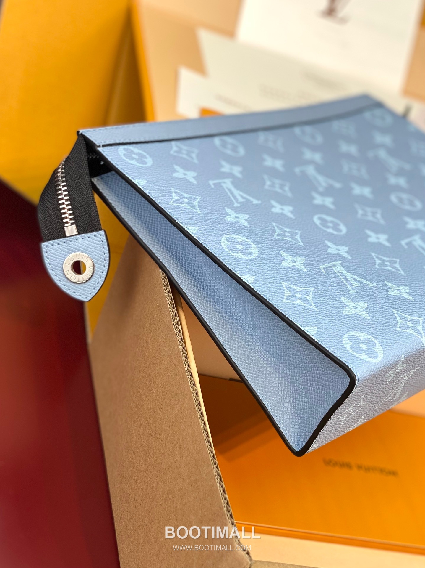 Louis Vuitton Pochette Voyage MM Monogram Eclipse Canvas Clutch Bag 루이비통 포쉐트 보야주 MM 모노그램 이클립스 클러치백 M14011 26cm 7