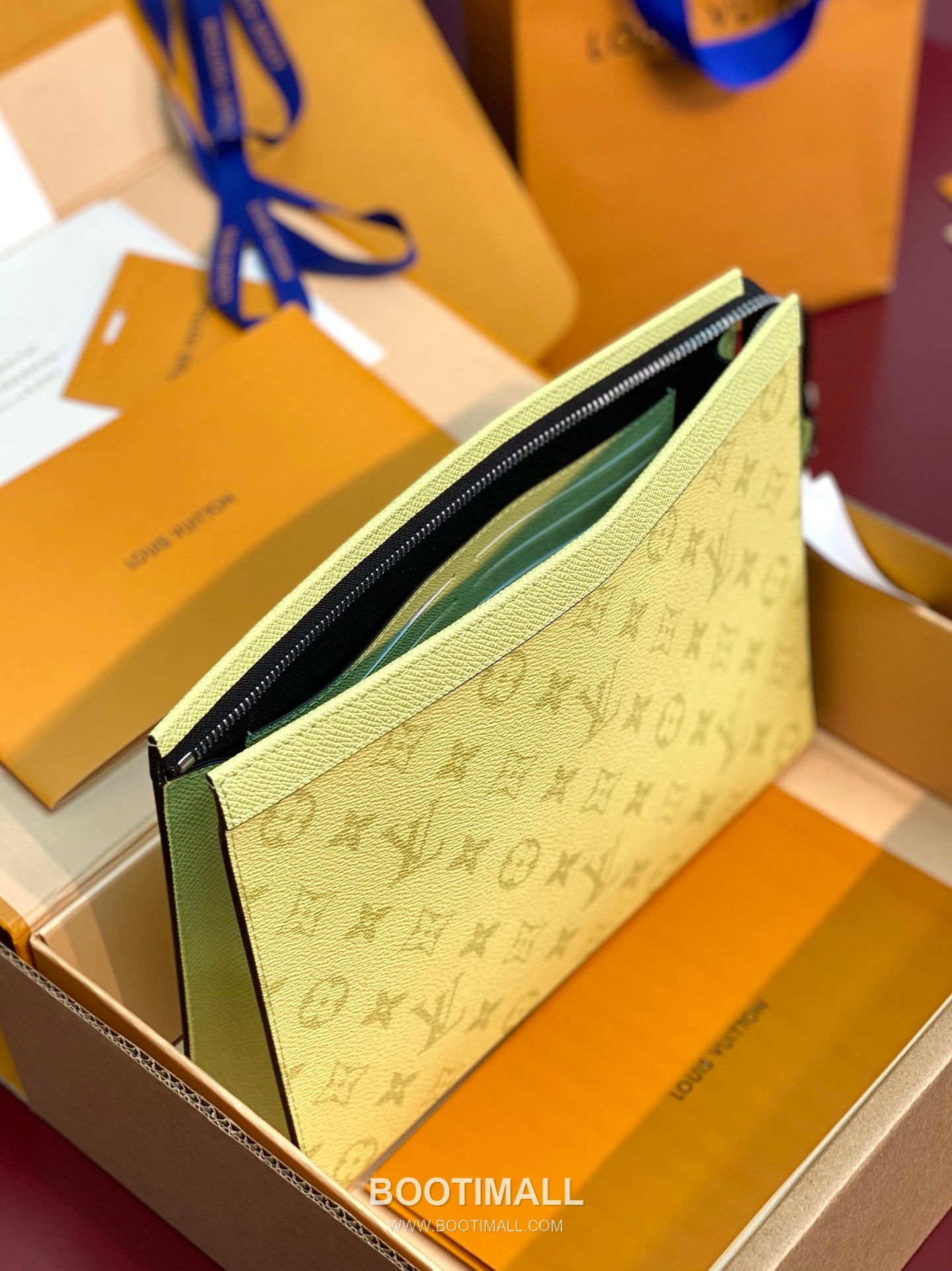 Louis Vuitton Pochette Voyage MM Monogram Eclipse Canvas Clutch Bag 루이비통 포쉐트 보야주 MM 모노그램 이클립스 클러치백 M14011 26cm 3