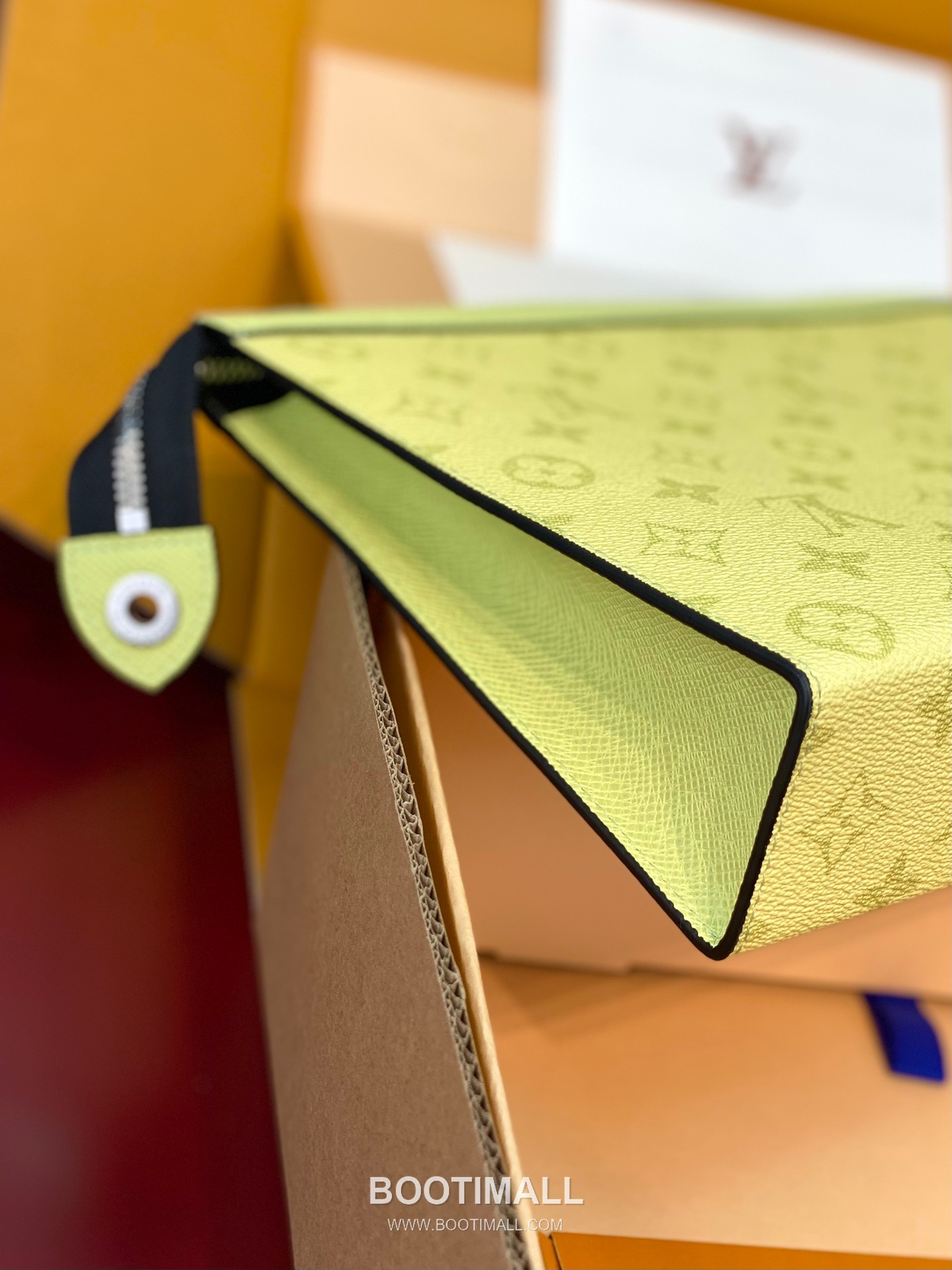 Louis Vuitton Pochette Voyage MM Monogram Eclipse Canvas Clutch Bag 루이비통 포쉐트 보야주 MM 모노그램 이클립스 클러치백 M14011 26cm 7