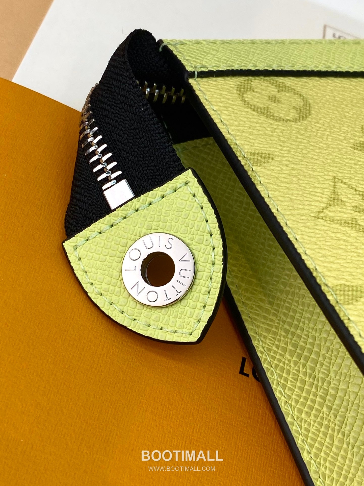 Louis Vuitton Pochette Voyage MM Monogram Eclipse Canvas Clutch Bag 루이비통 포쉐트 보야주 MM 모노그램 이클립스 클러치백 M14011 26cm 9