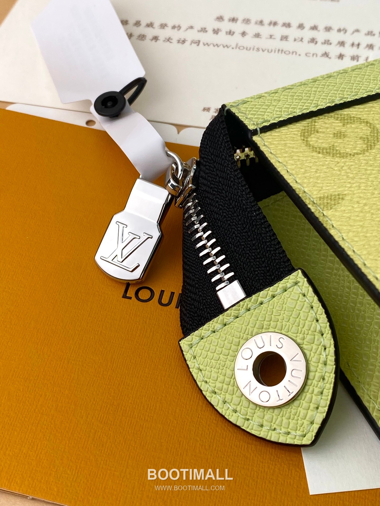 Louis Vuitton Pochette Voyage MM Monogram Eclipse Canvas Clutch Bag 루이비통 포쉐트 보야주 MM 모노그램 이클립스 클러치백 M14011 26cm 10