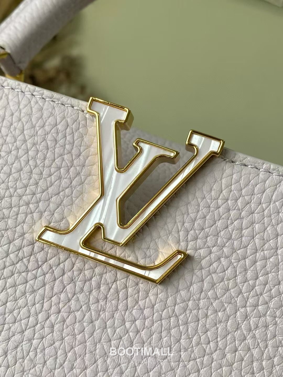 Louis Vuitton Capucines PM Taurillon Leather Top Handle Shoulder Bag with Shell Chain Detail 루이비통 카퓌신 PM 토릴론 가죽 탑핸들 숄더백 쉘체인 M25476 30cm 6