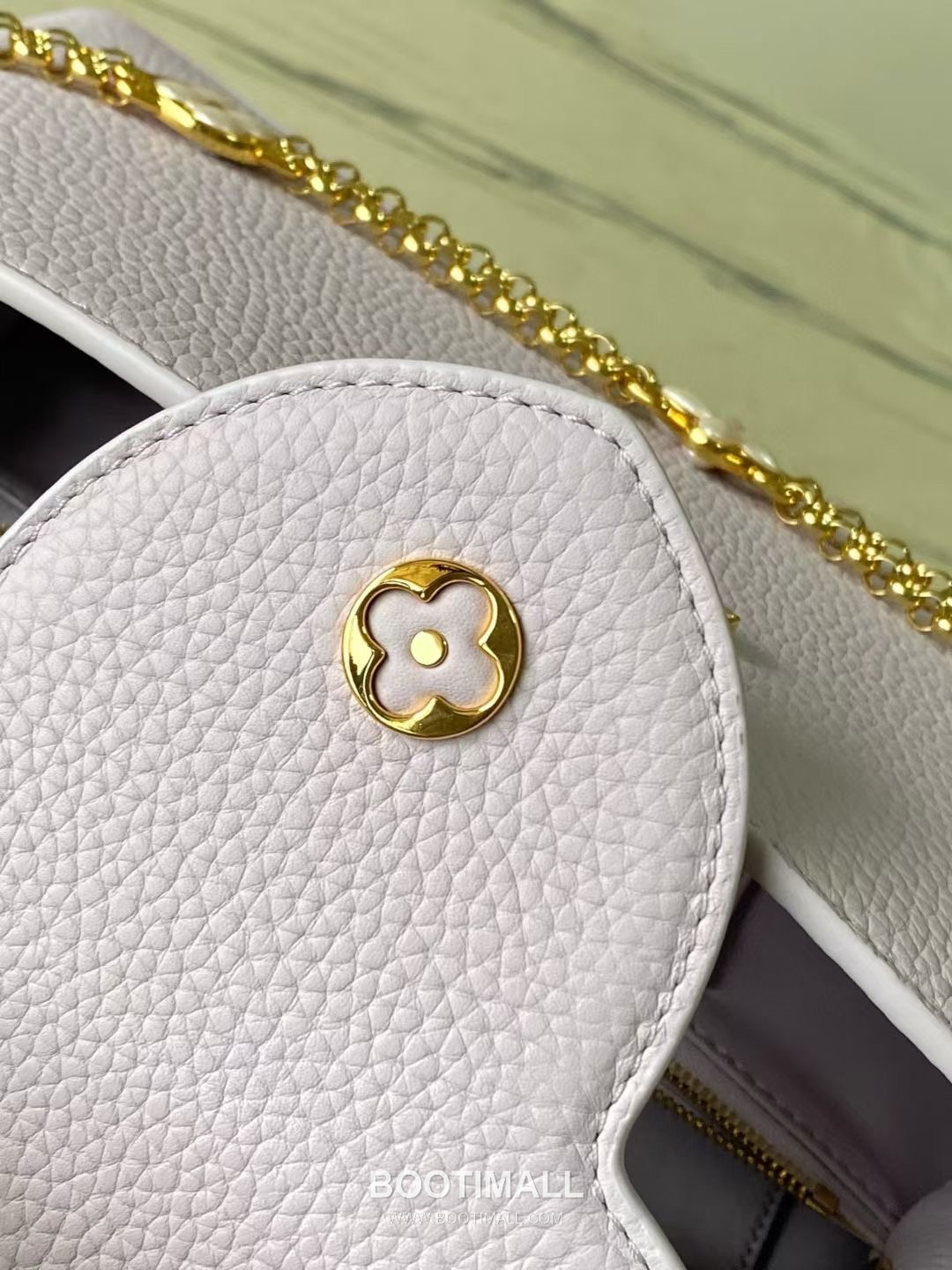 Louis Vuitton Capucines PM Taurillon Leather Top Handle Shoulder Bag with Shell Chain Detail 루이비통 카퓌신 PM 토릴론 가죽 탑핸들 숄더백 쉘체인 M25476 30cm 10