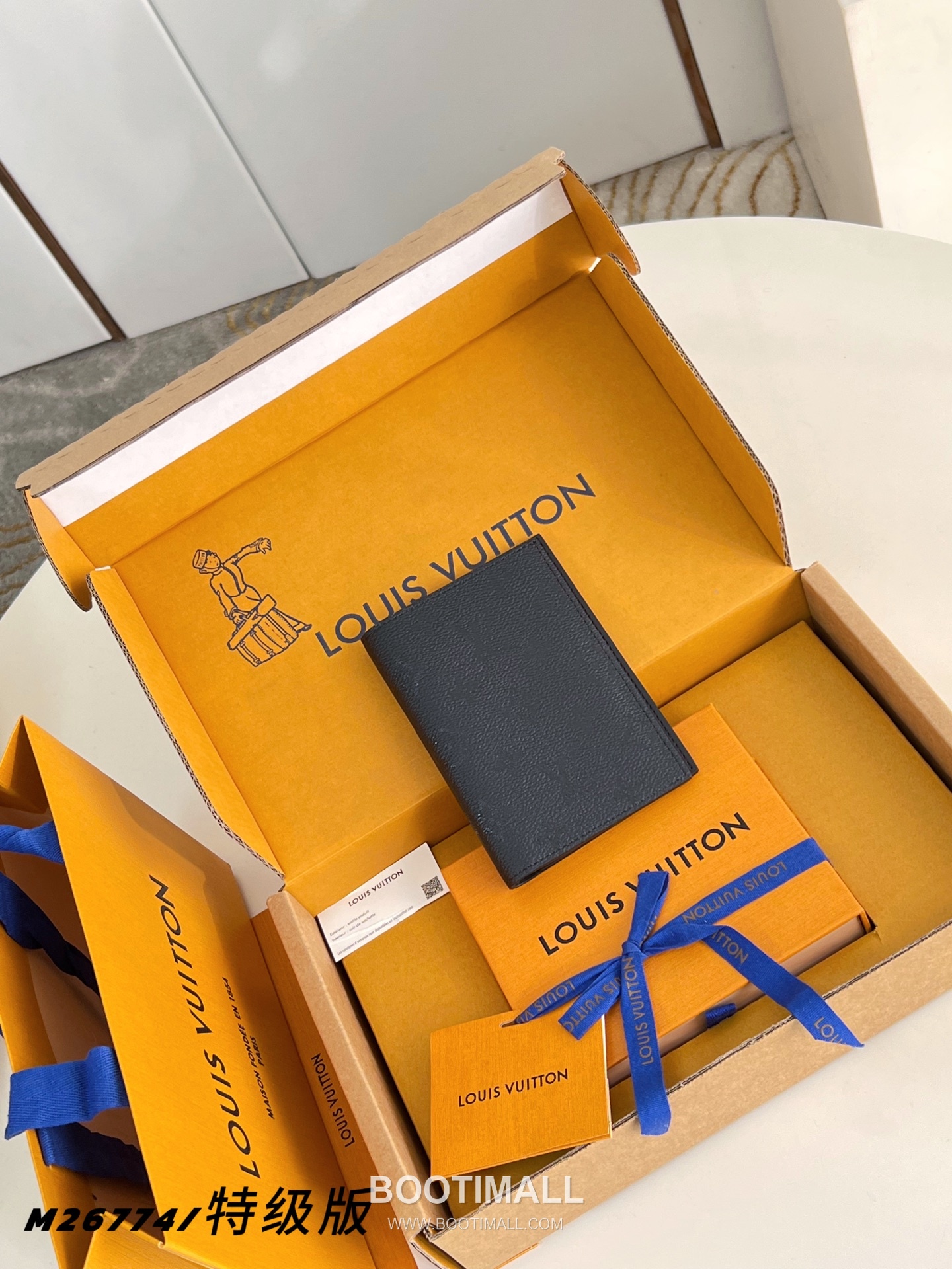 Louis Vuitton Passport Cover Monogram Midnight Canvas Case with Card Slot Detail 루이비통 패스포트 커버 모노그램 미드나잇 캔버스 여권지갑 M26774 14cm 1