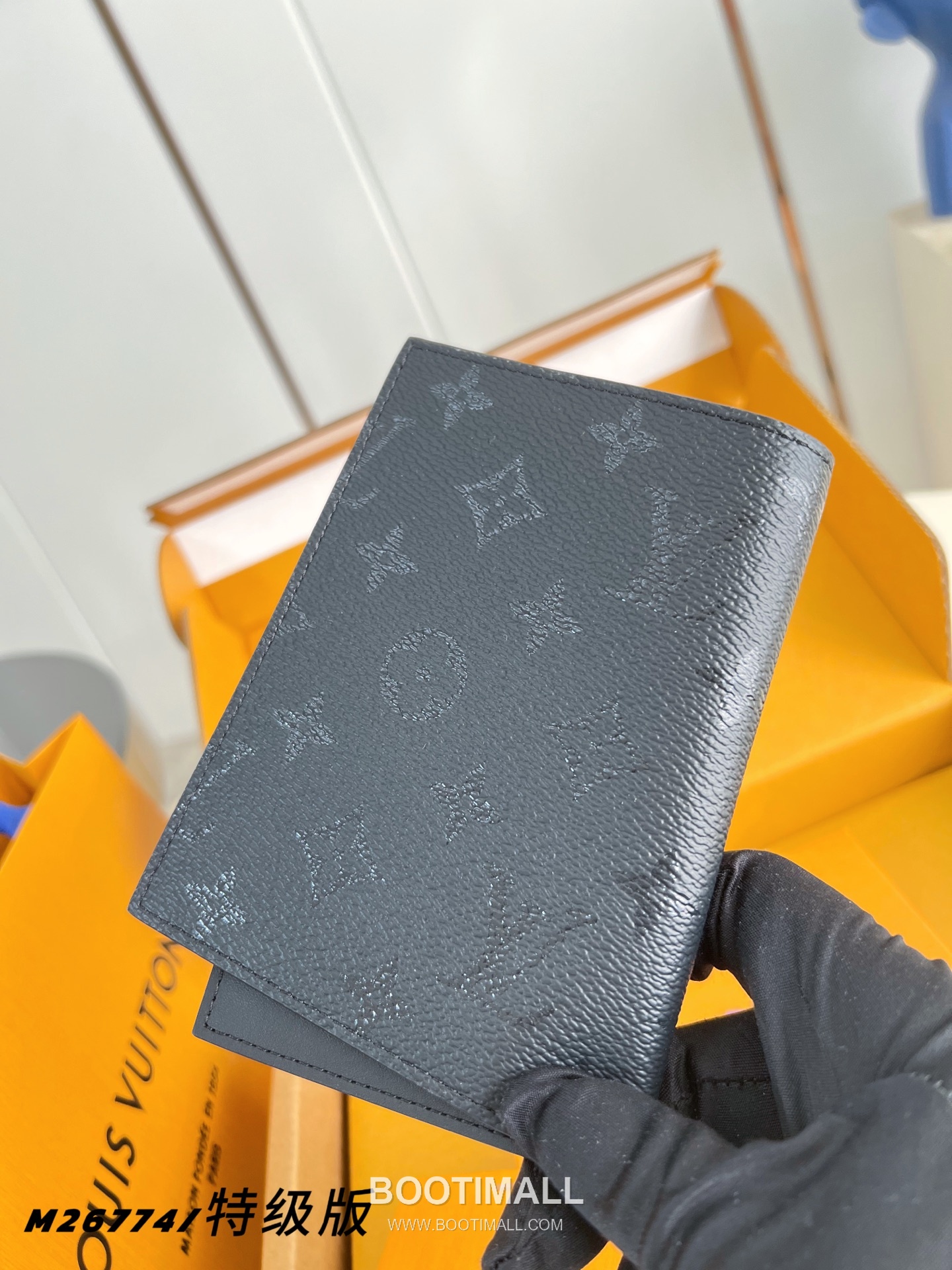 Louis Vuitton Passport Cover Monogram Midnight Canvas Case with Card Slot Detail 루이비통 패스포트 커버 모노그램 미드나잇 캔버스 여권지갑 M26774 14cm 3