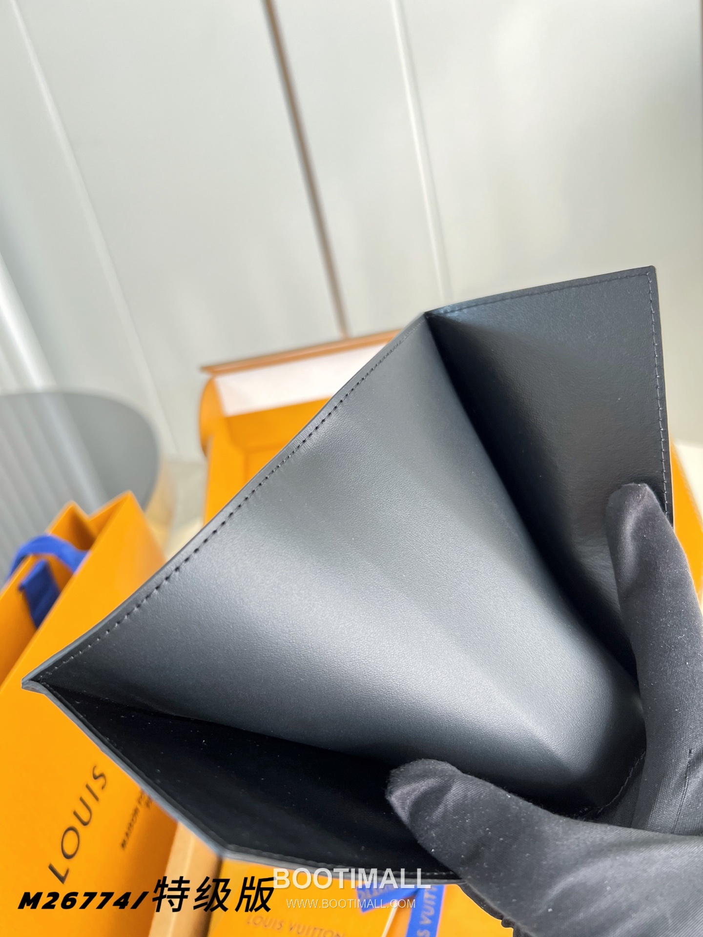 Louis Vuitton Passport Cover Monogram Midnight Canvas Case with Card Slot Detail 루이비통 패스포트 커버 모노그램 미드나잇 캔버스 여권지갑 M26774 14cm 7